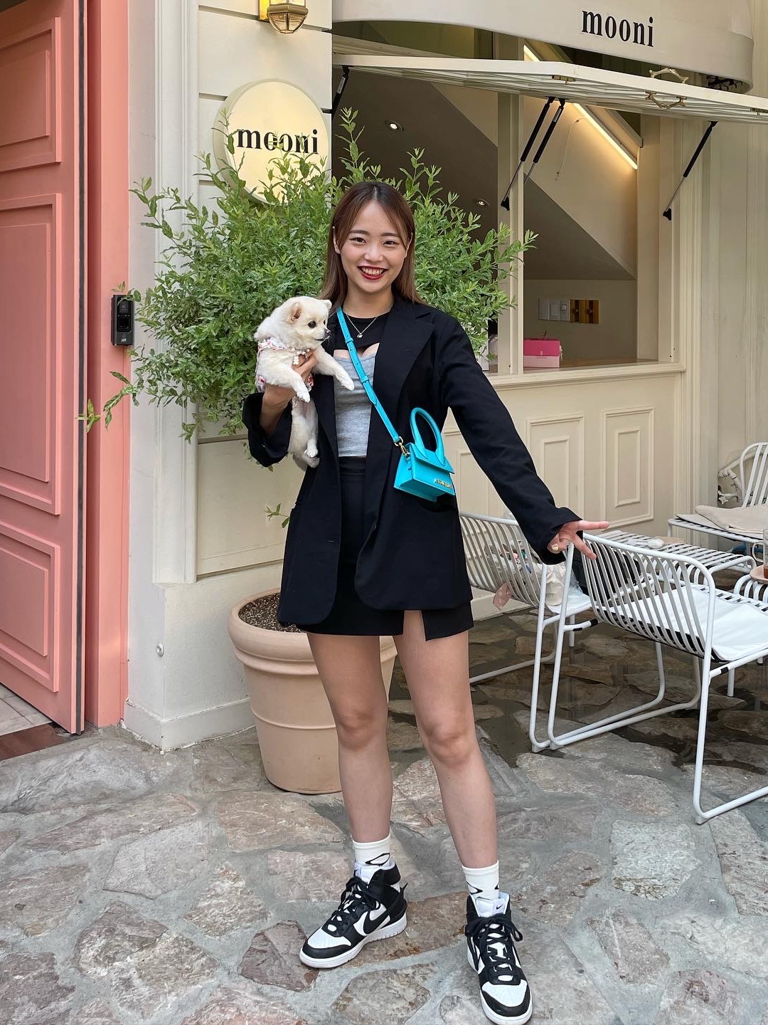 Jacquemus Le Grand Chiquito Large Leather Handbag Turquoise, Nike x Ambush Dunk High Black 착용 스타일 - 4