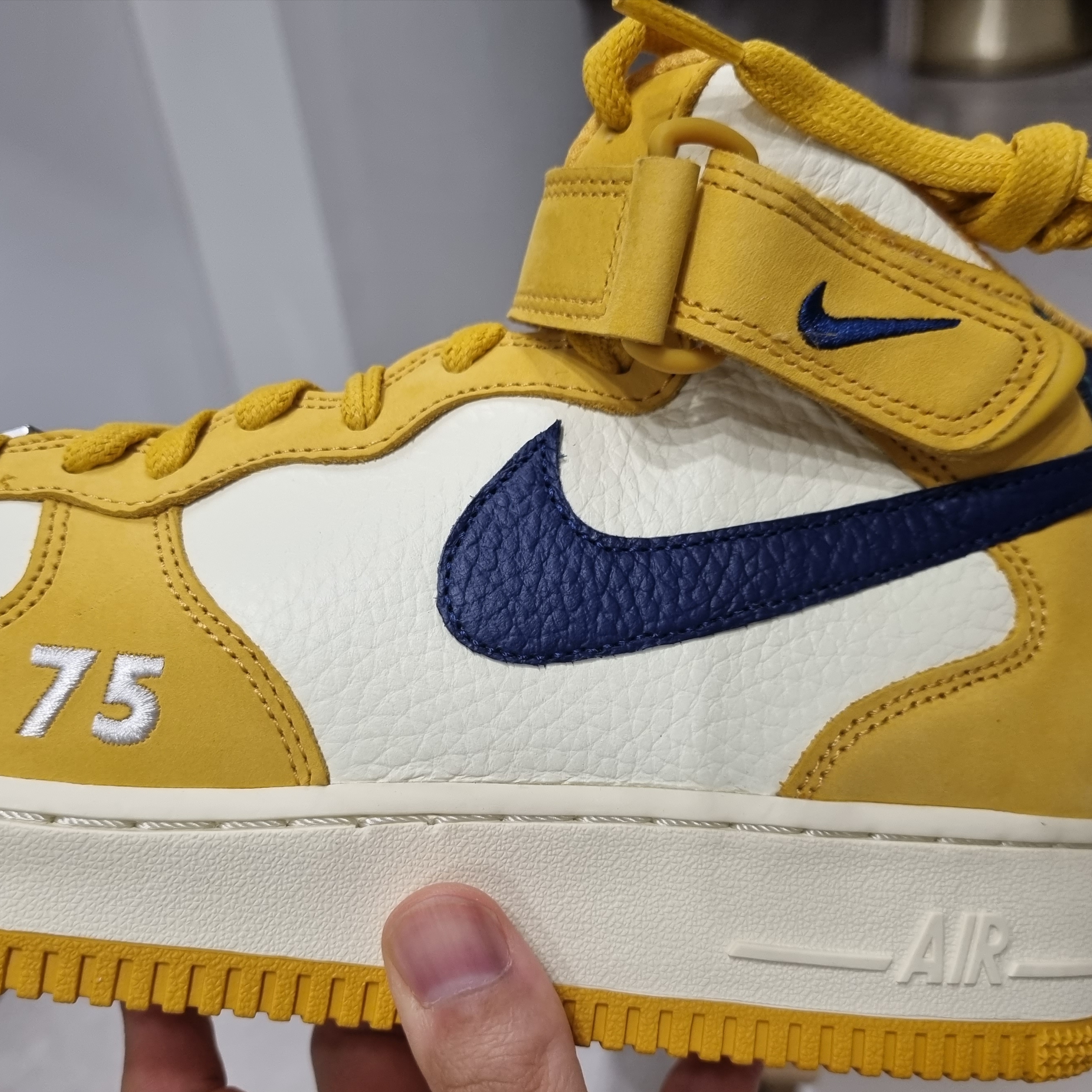 Nike Air Force 1 Mid Paris 착용 스타일 - 5