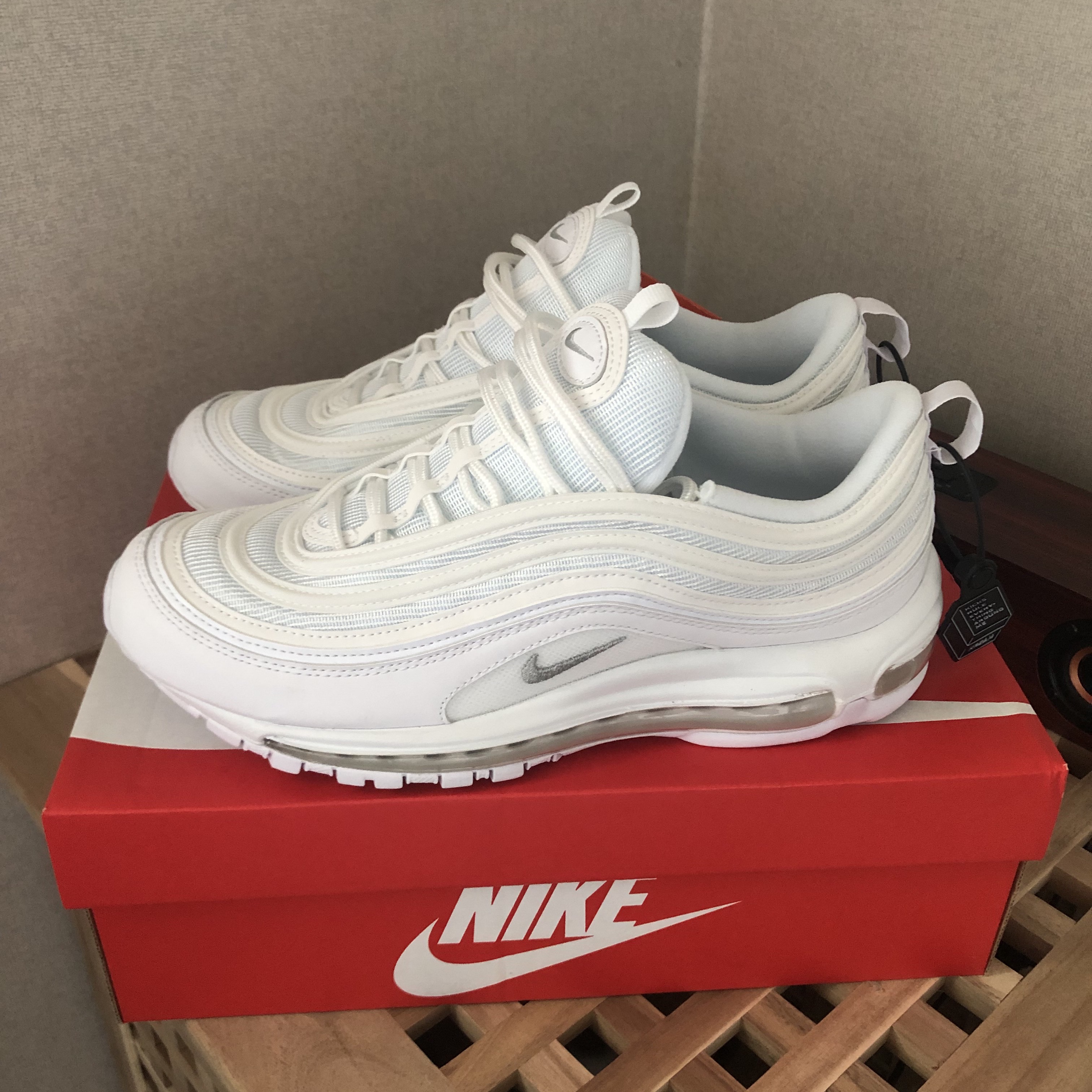 Nike Air Max 97 Triple White Wolf Grey 착용 스타일 - 1