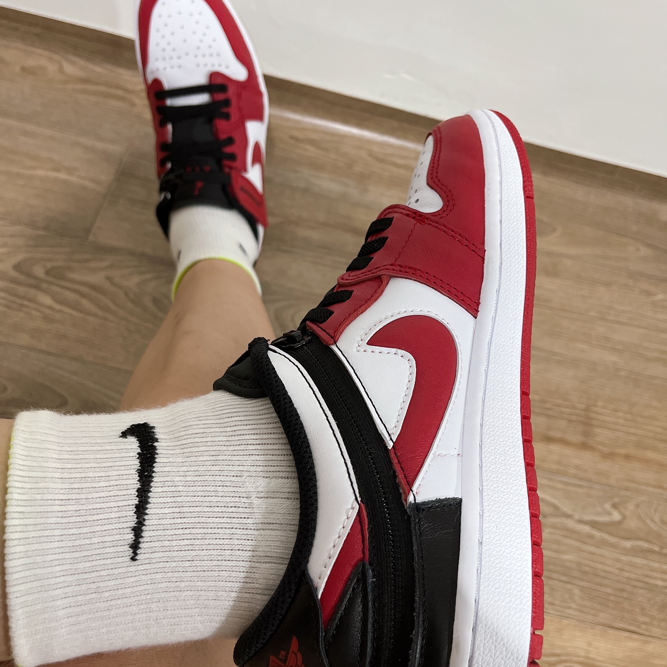 Jordan 1 Low Flyease Gym Red and Black 착용 스타일 - 2