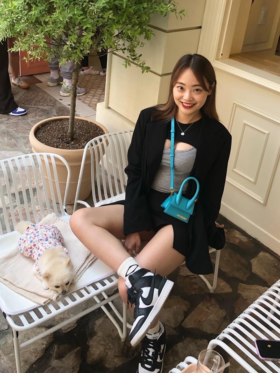 Jacquemus Le Grand Chiquito Large Leather Handbag Turquoise, Nike x Ambush Dunk High Black 착용 스타일 - 2