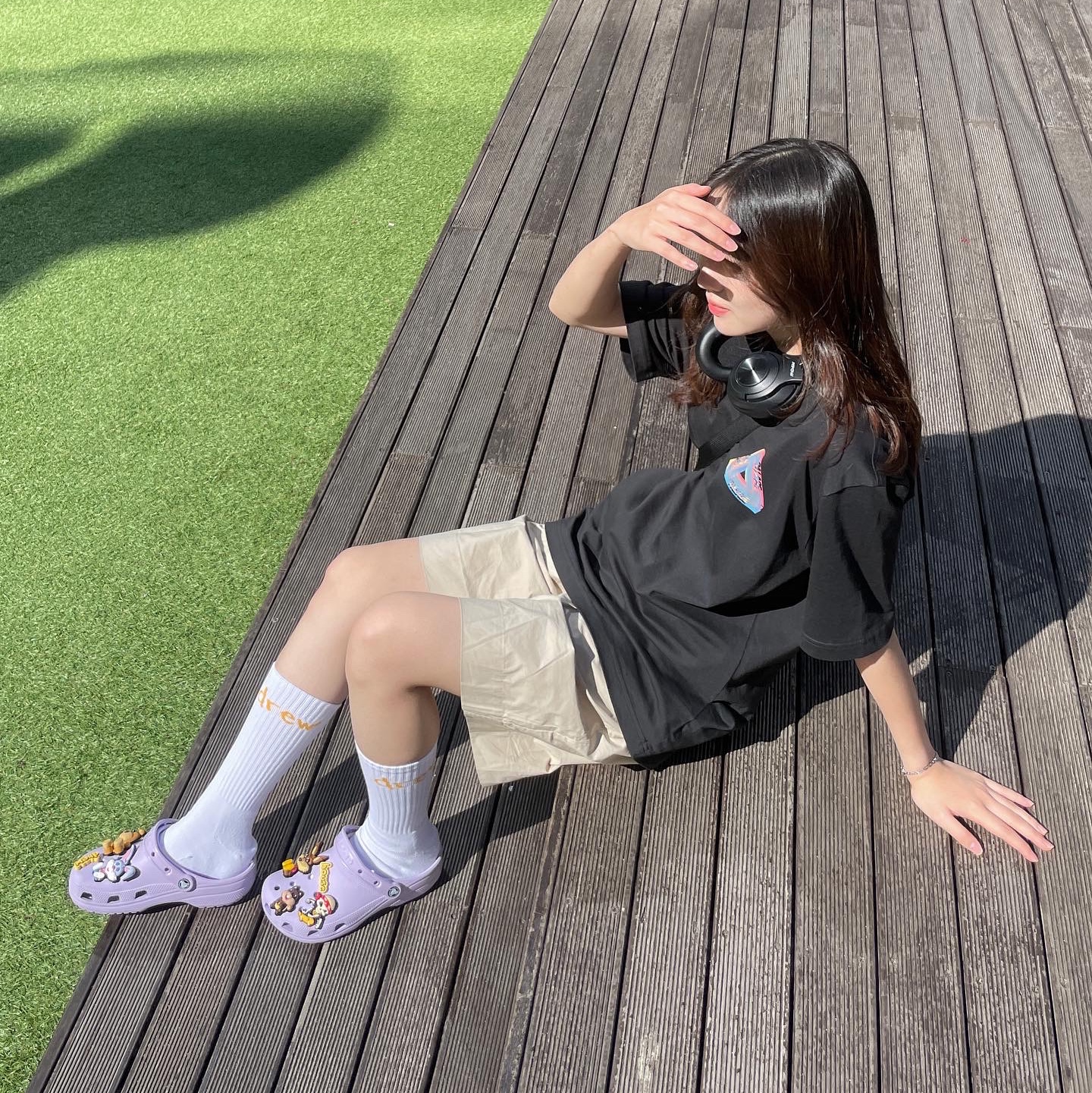 Crocs x Justin Bieber x Drew Classic Clog Lavender, Palace Tri-Ferg Colour Blur T-Shirt Black - 20FW 착용 스타일 - 1