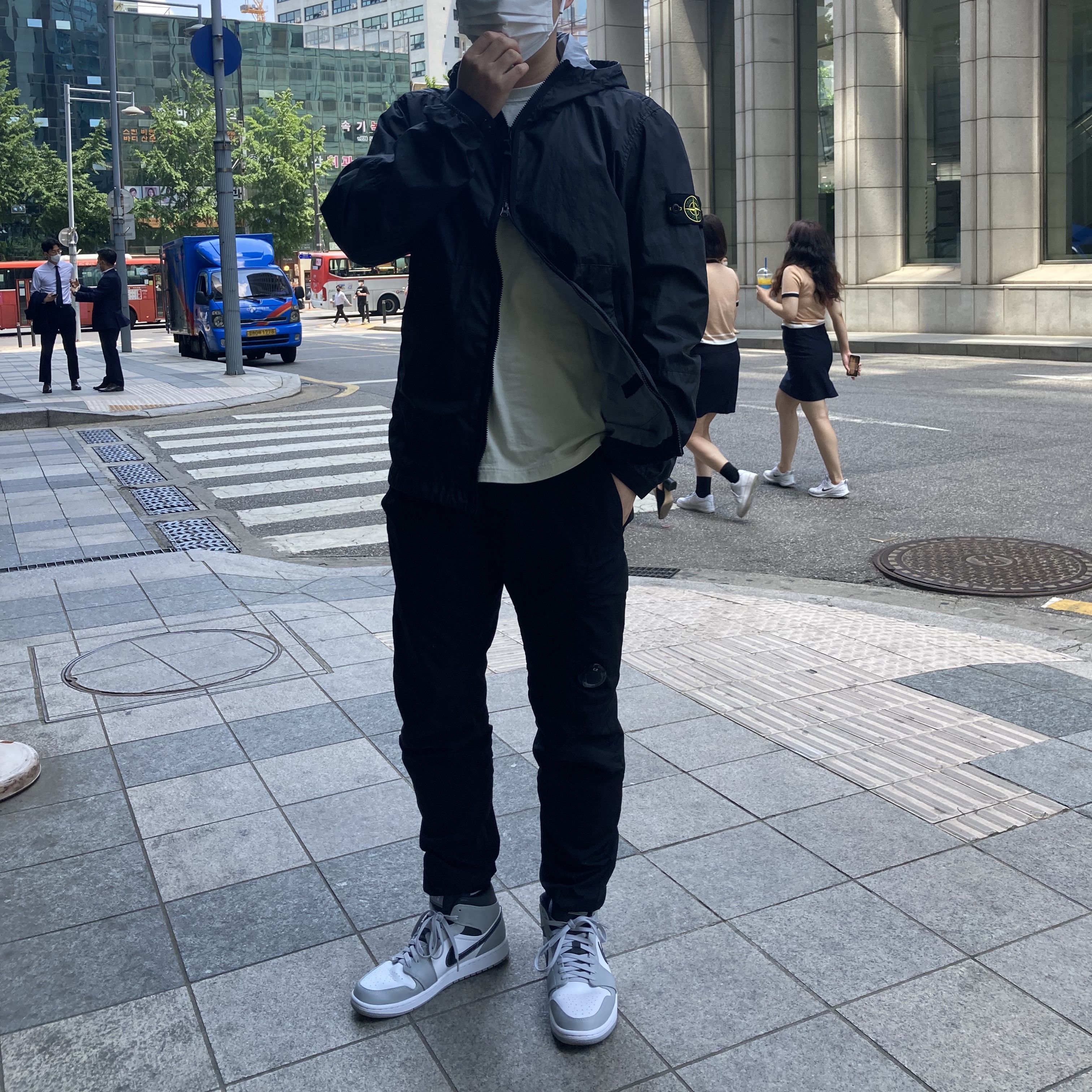 Jordan 1 Mid Light Smoke Grey Anthracite, Stone Island 40523 Membrana 3L TC Jacket Black - 21SS 착용 스타일