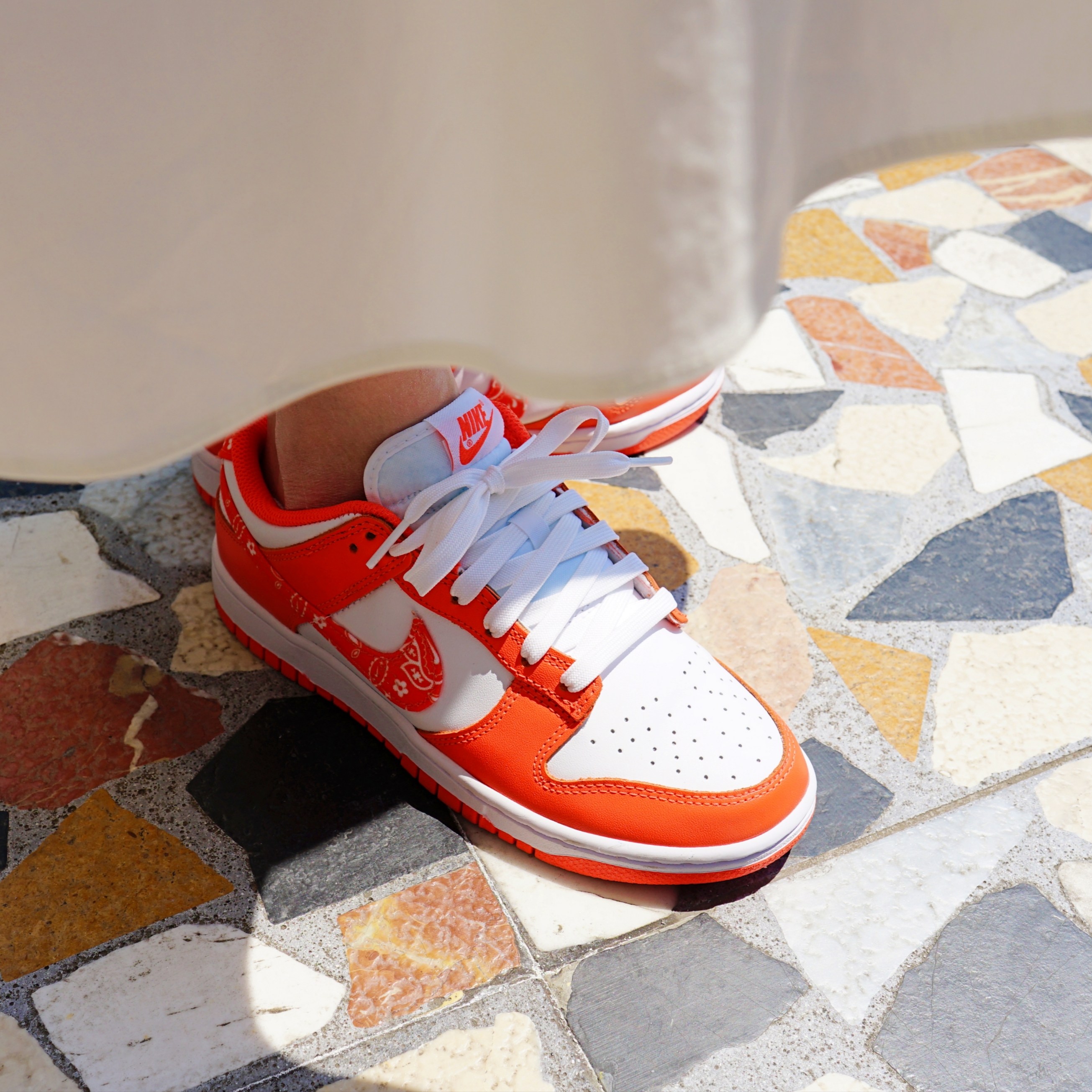 (W) Nike Dunk Low Essential Orange Paisley 착용 스타일