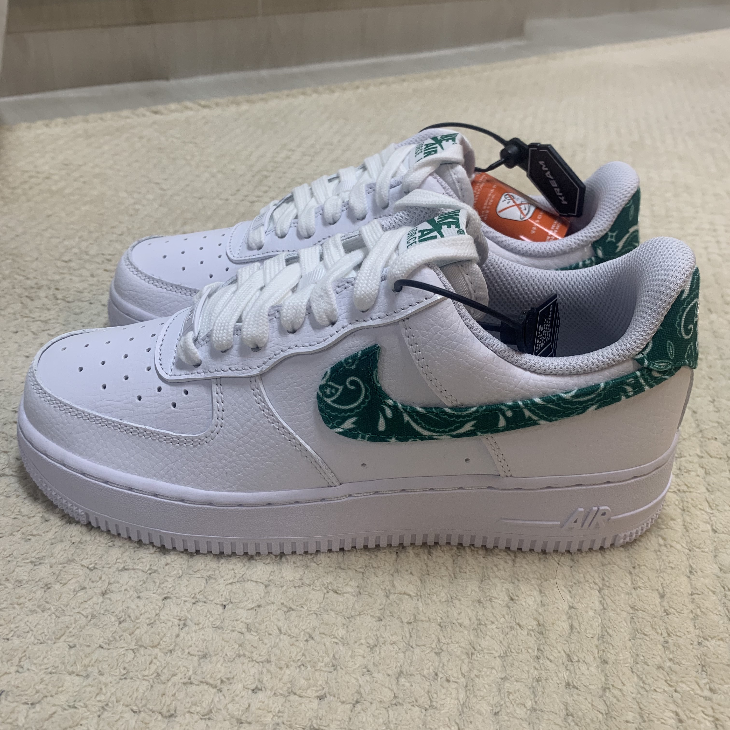 (W) Nike Air Force 1 '07 Essential Paisley Swoosh White Malachite 착용 스타일 - 5