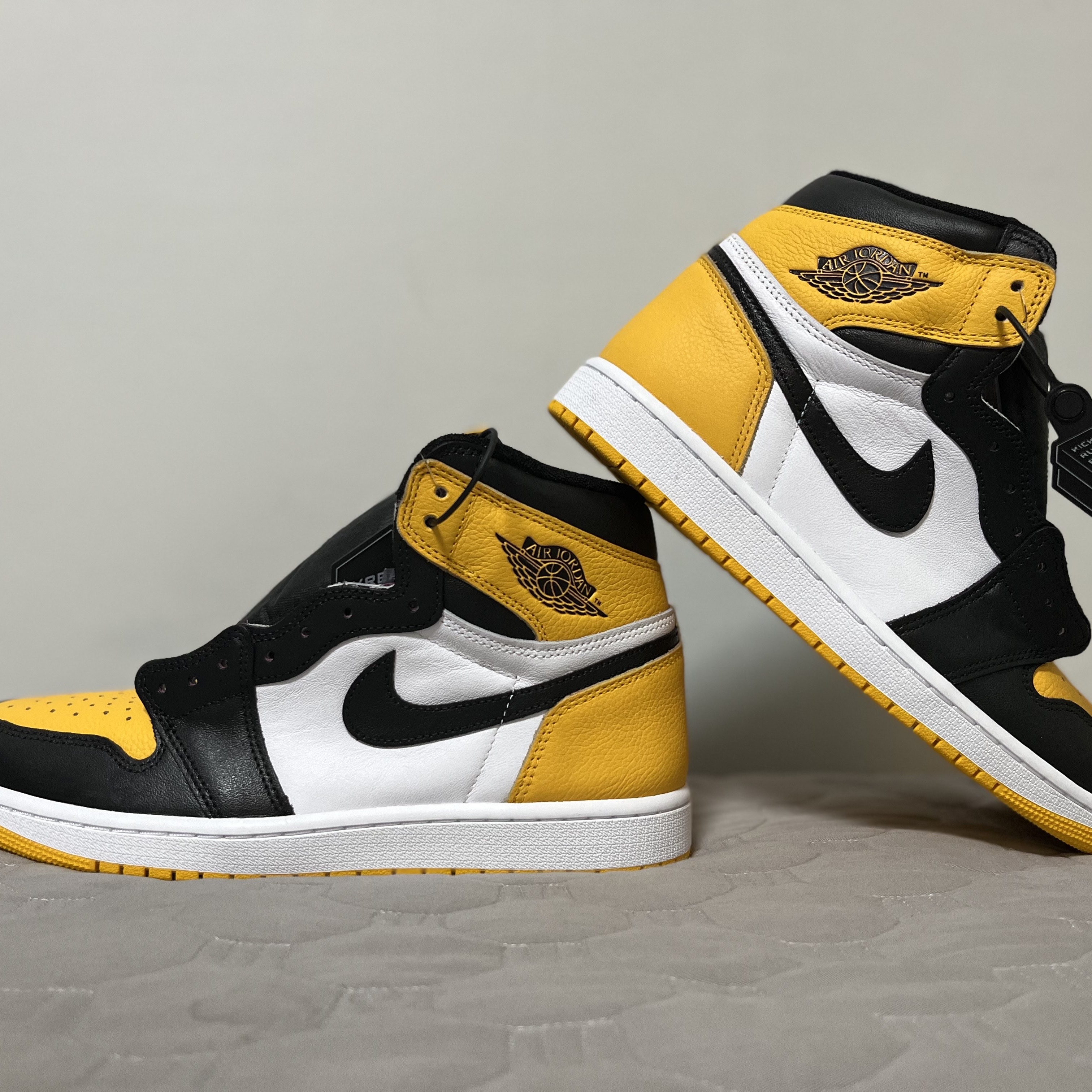 Jordan 1 Retro High OG University Gold Light Bordeaux 착용 스타일 - 1