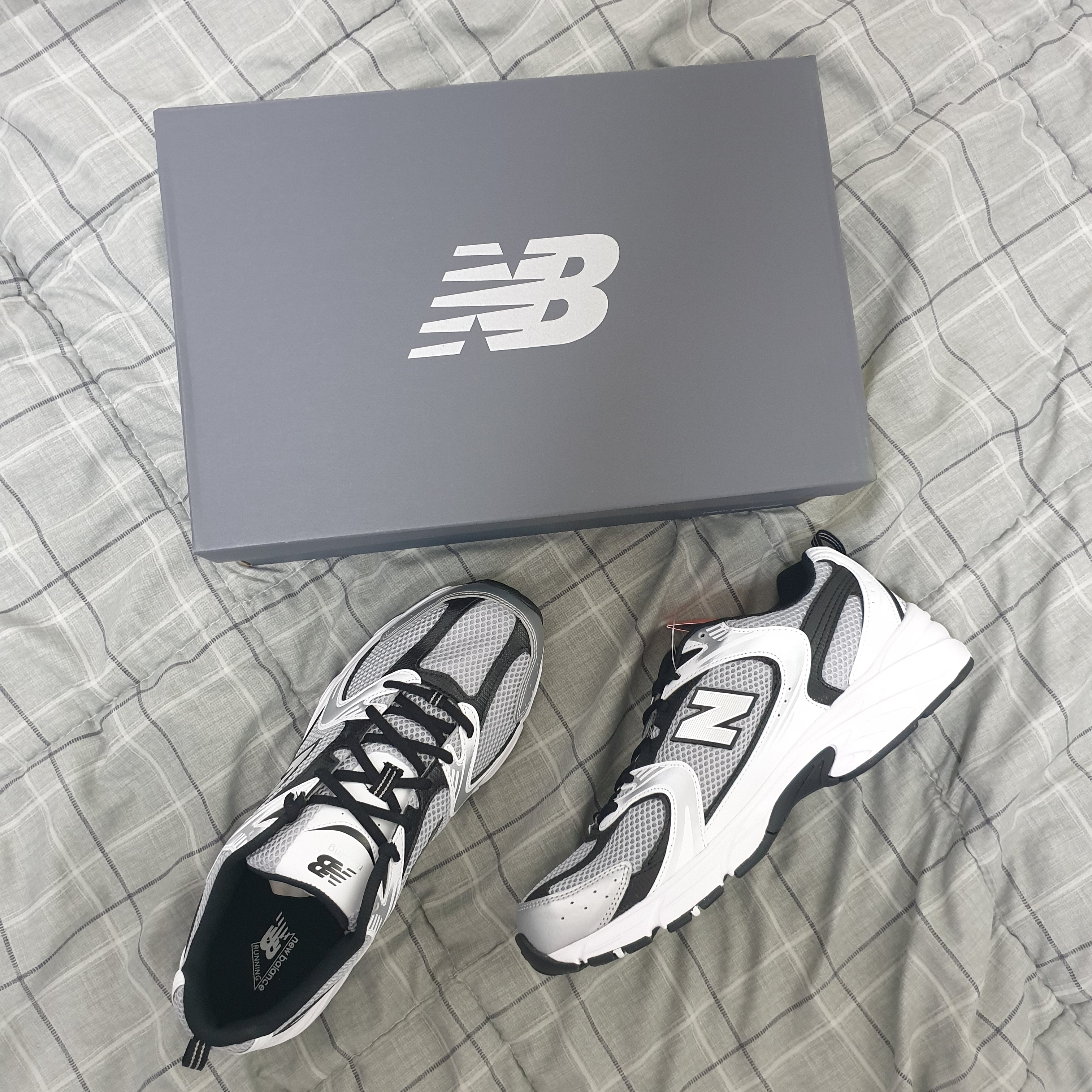 New Balance 530 Silver Black, Nike x NBA Dunk Low Retro EMB Black and Chile Red 착용 스타일 - 1