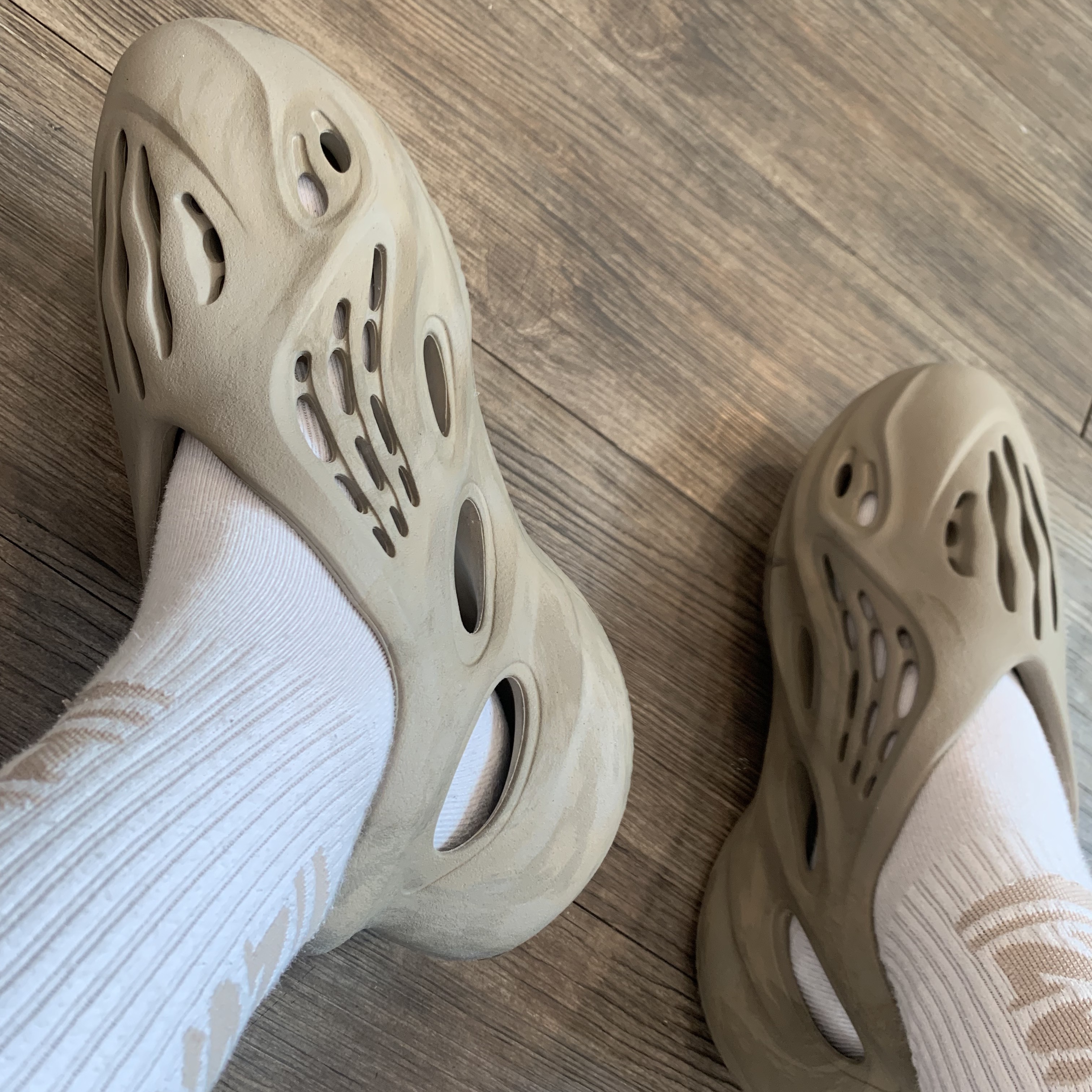 Adidas Yeezy Foam RNNR Stone Sage 착용 스타일