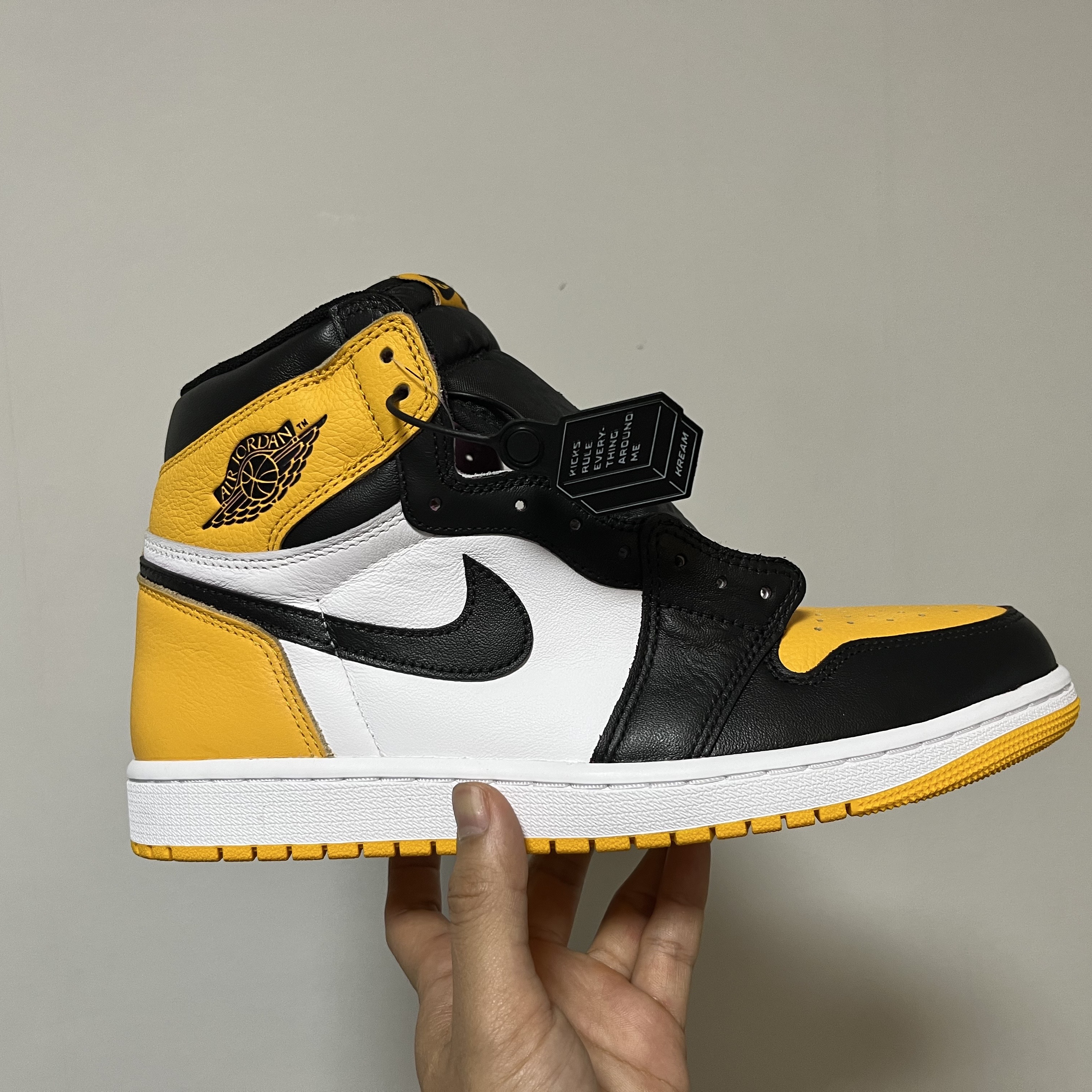 Jordan 1 Retro High OG University Gold Light Bordeaux 착용 스타일 - 2