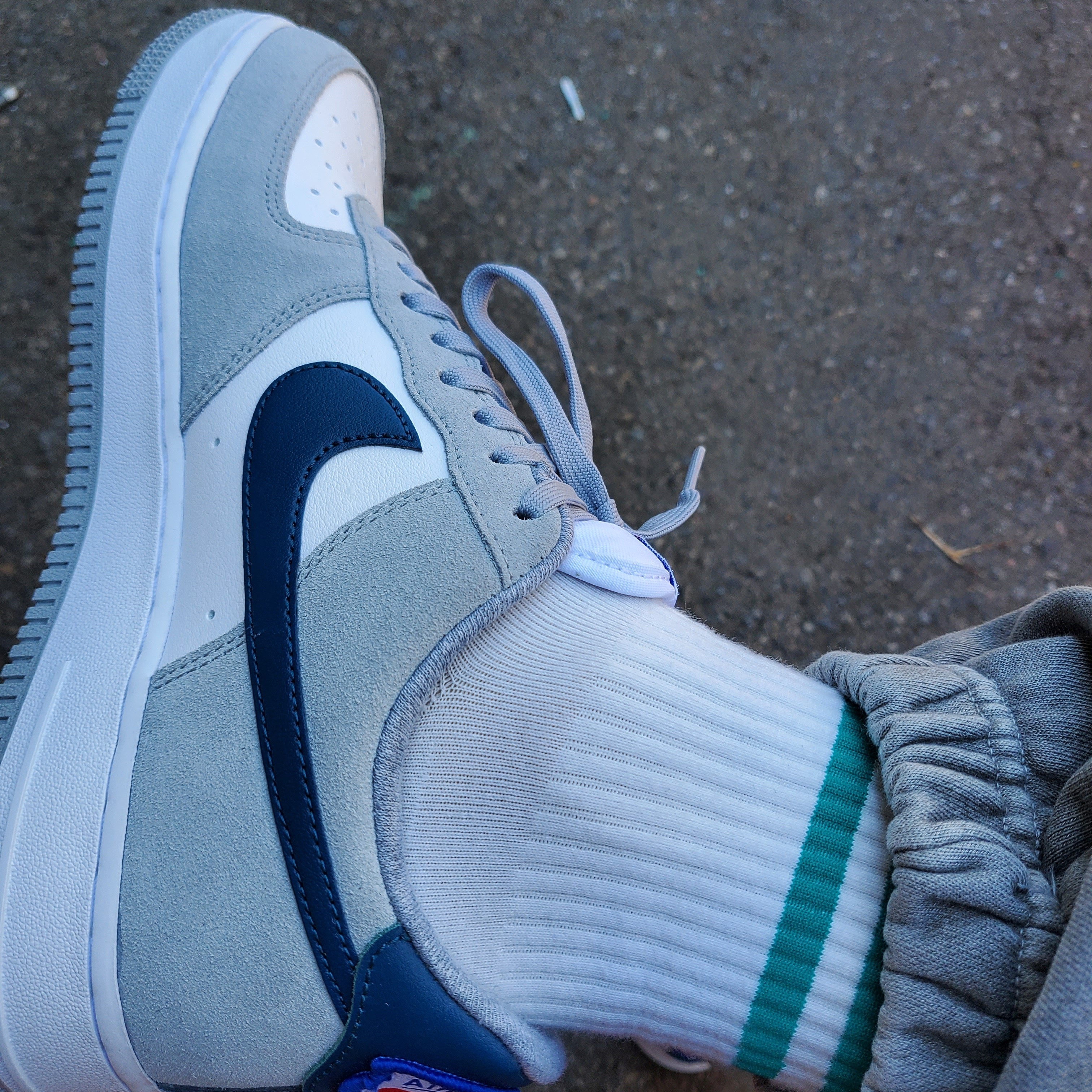 Nike Air Force 1 '07 LV8 Athletic Club Light Smoke Grey Marina 착용 스타일