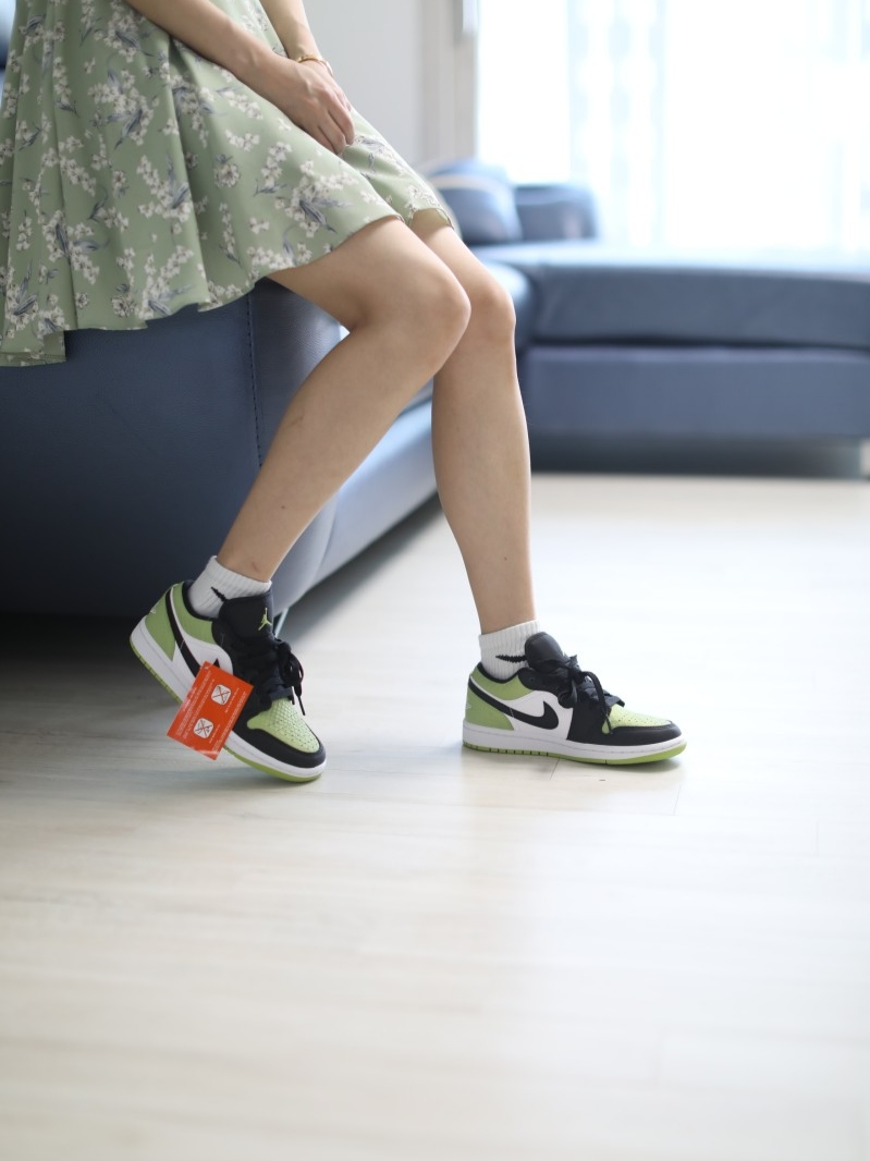 (W) Jordan 1 Low Vivid Green and Black 착용 스타일 - 2