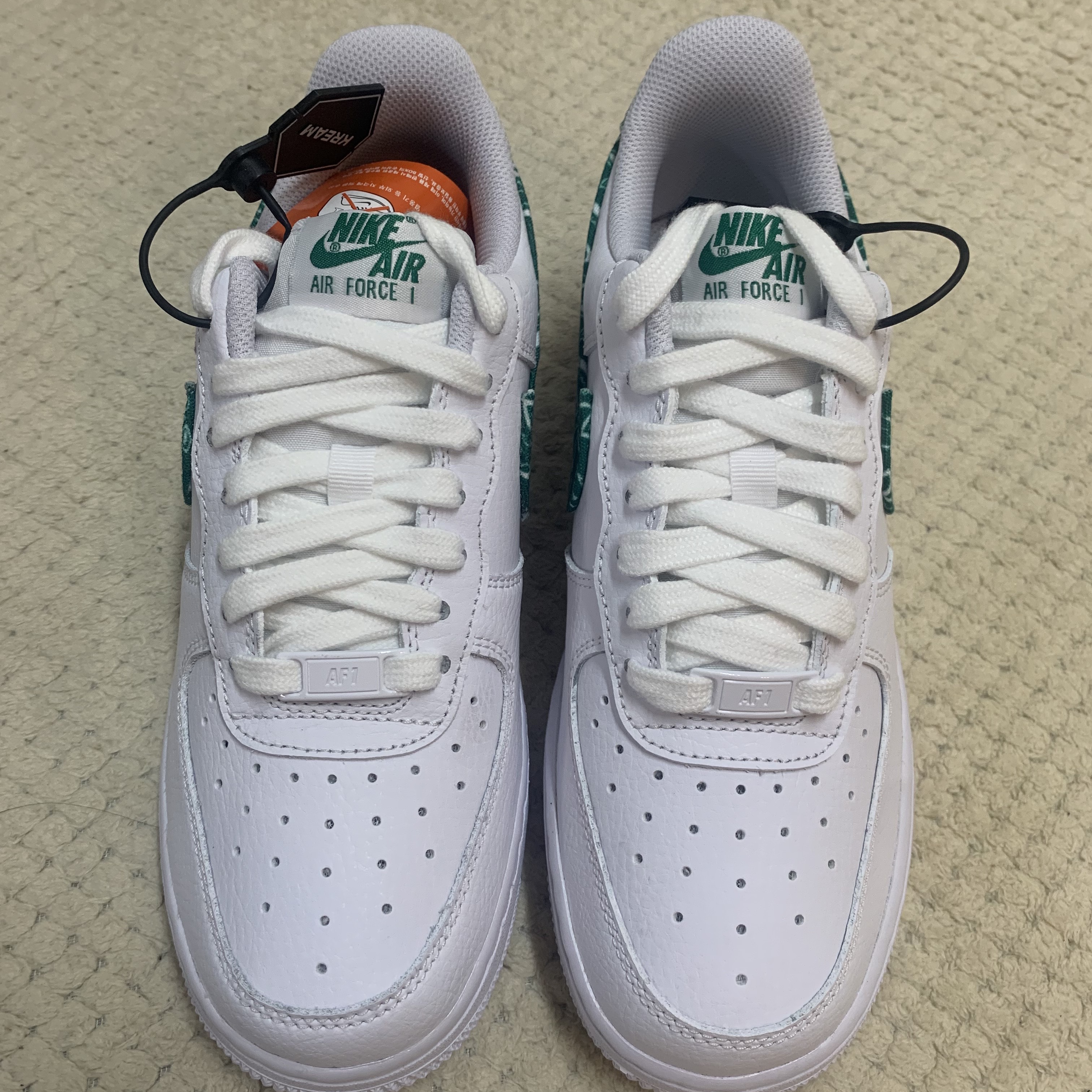 (W) Nike Air Force 1 '07 Essential Paisley Swoosh White Malachite 착용 스타일 - 4