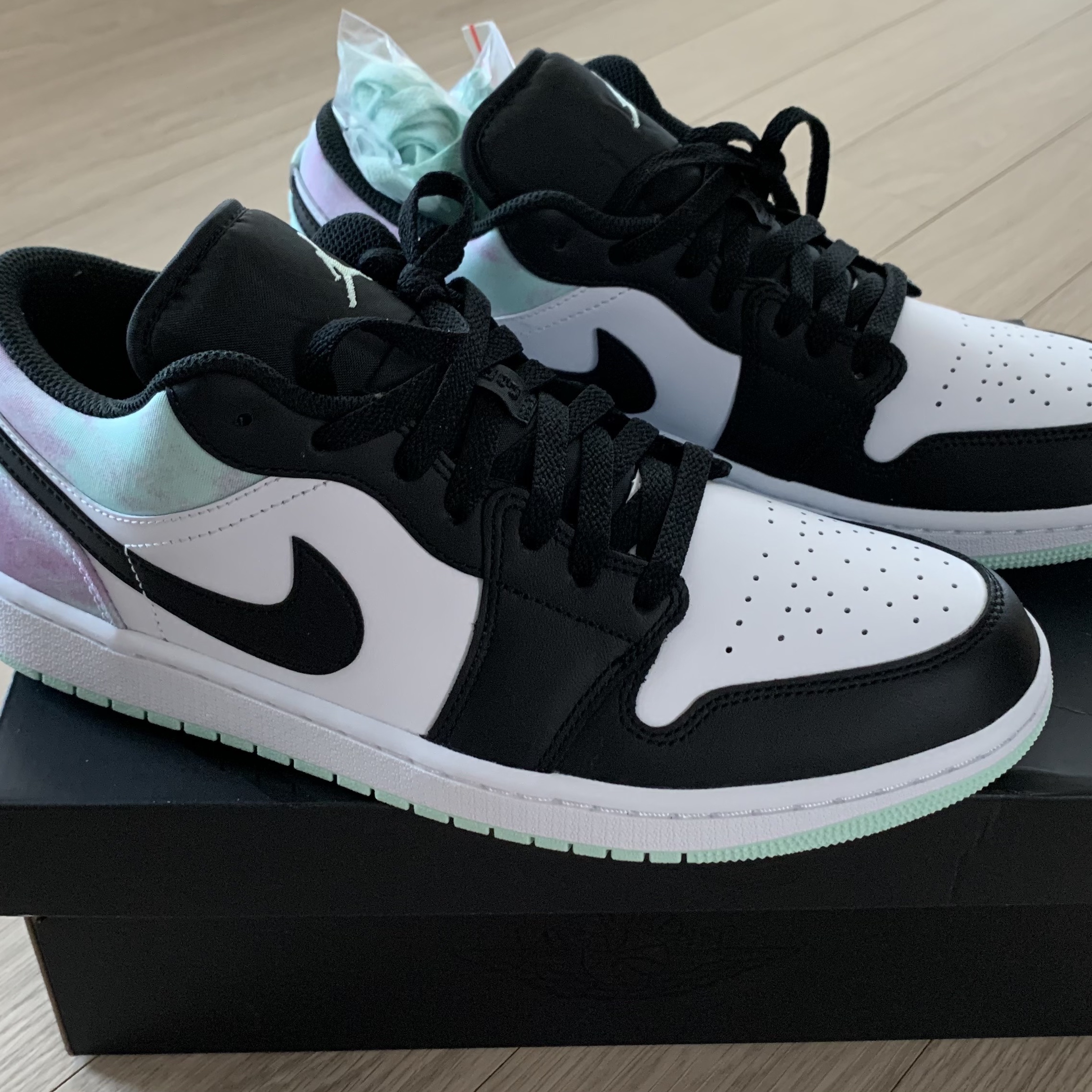 Jordan 1 Low SE White Black Tie-Dye 착용 스타일 - 1