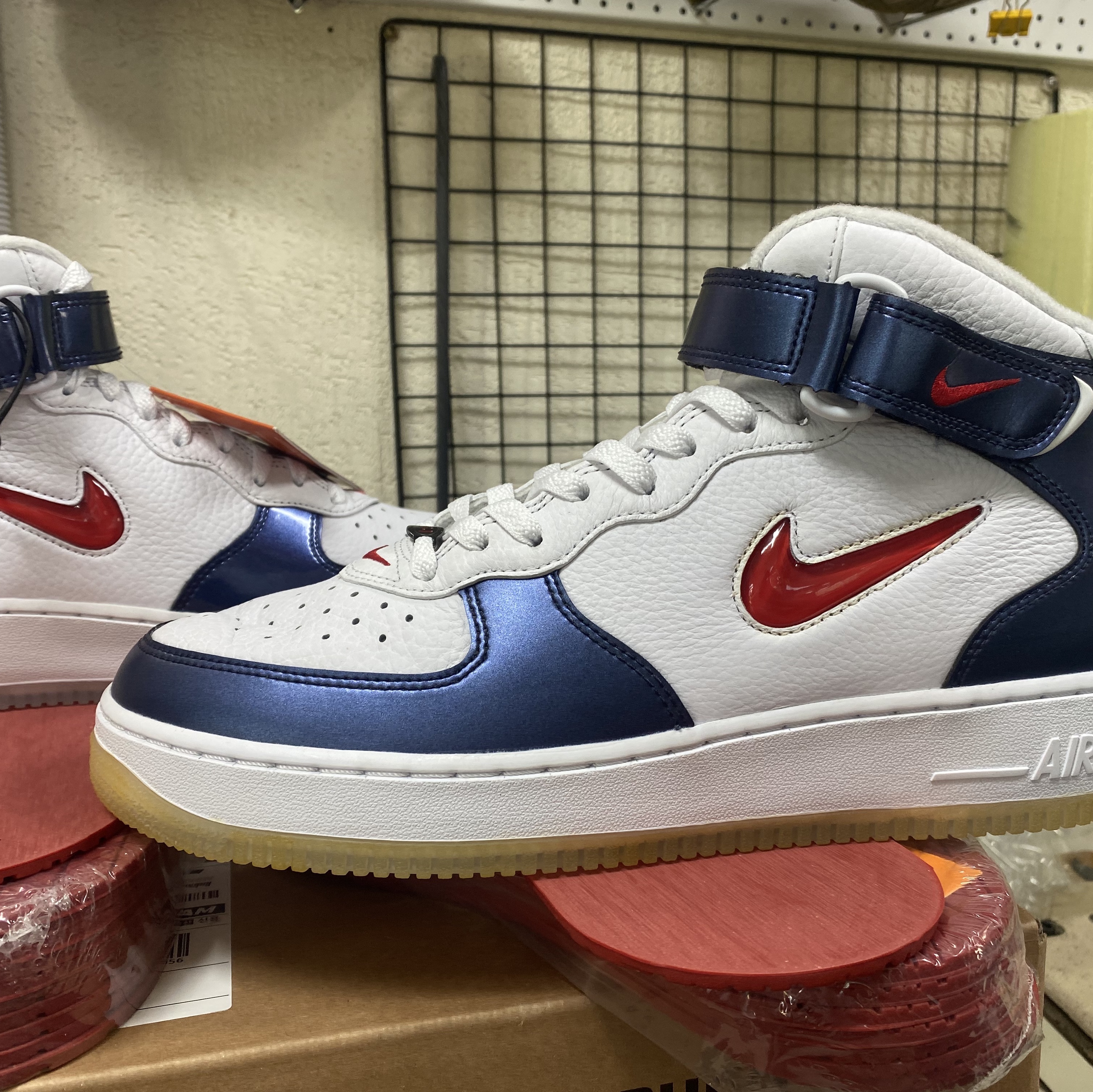 Nike Air Force 1 Mid QS University Red and Midnight Navy 착용 스타일 - 1