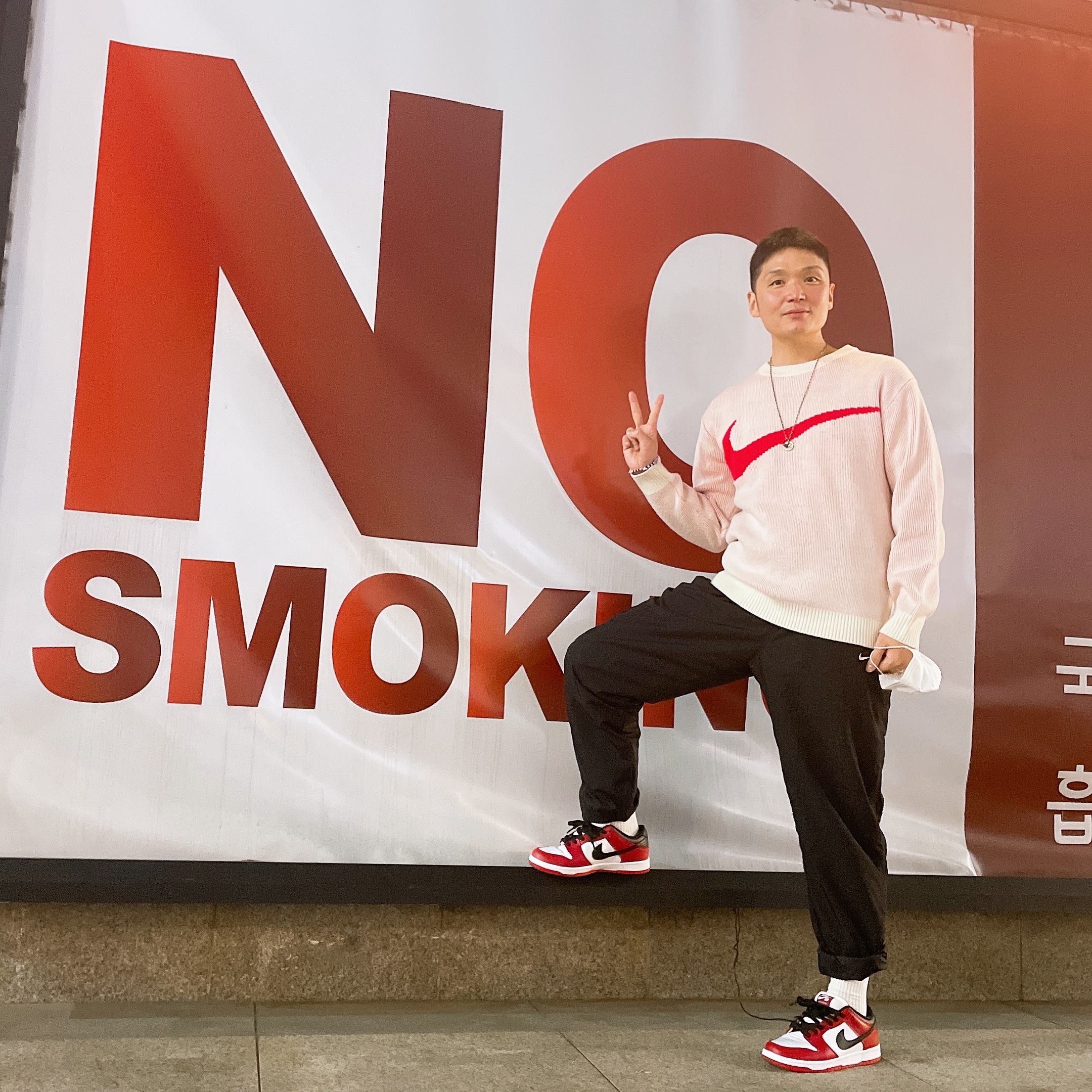 Supreme x Nike Swoosh Sweater White - 19SS, Nike M NRG Solo Swoosh Track Pants Black - Asia 착용 스타일