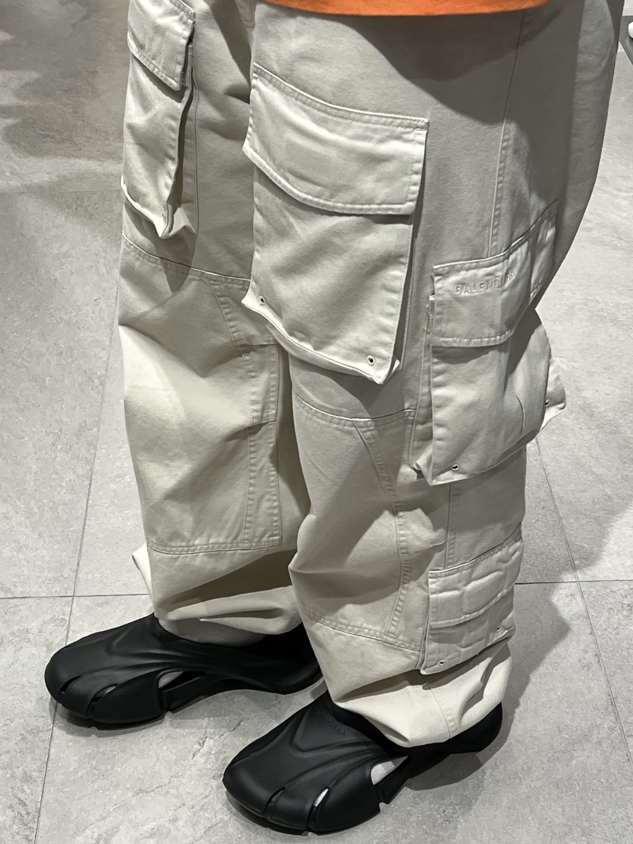 Balenciaga Rubber Mold Closed Black 착용 스타일 - 4