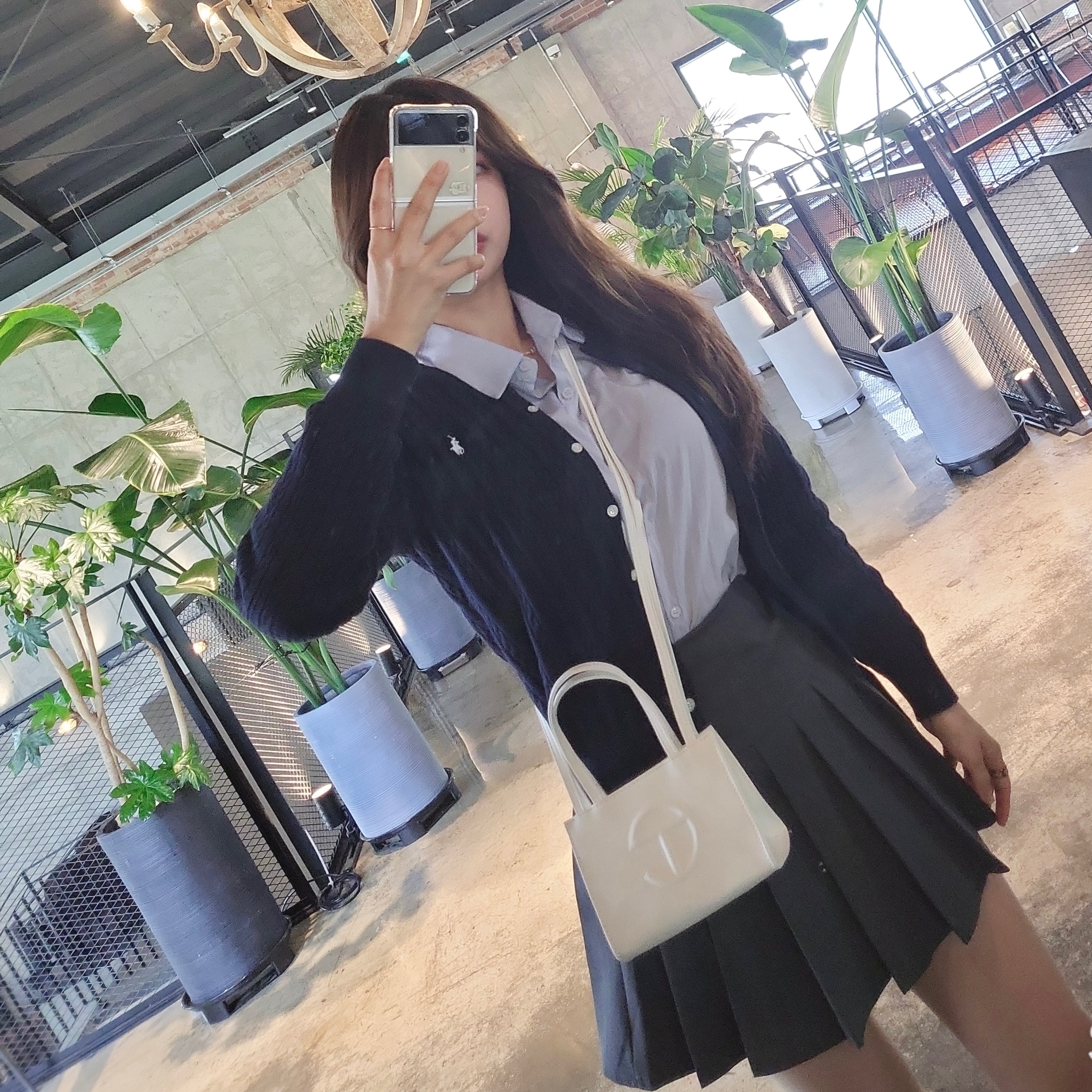 Telfar Small Shopping Bag White 착용 스타일