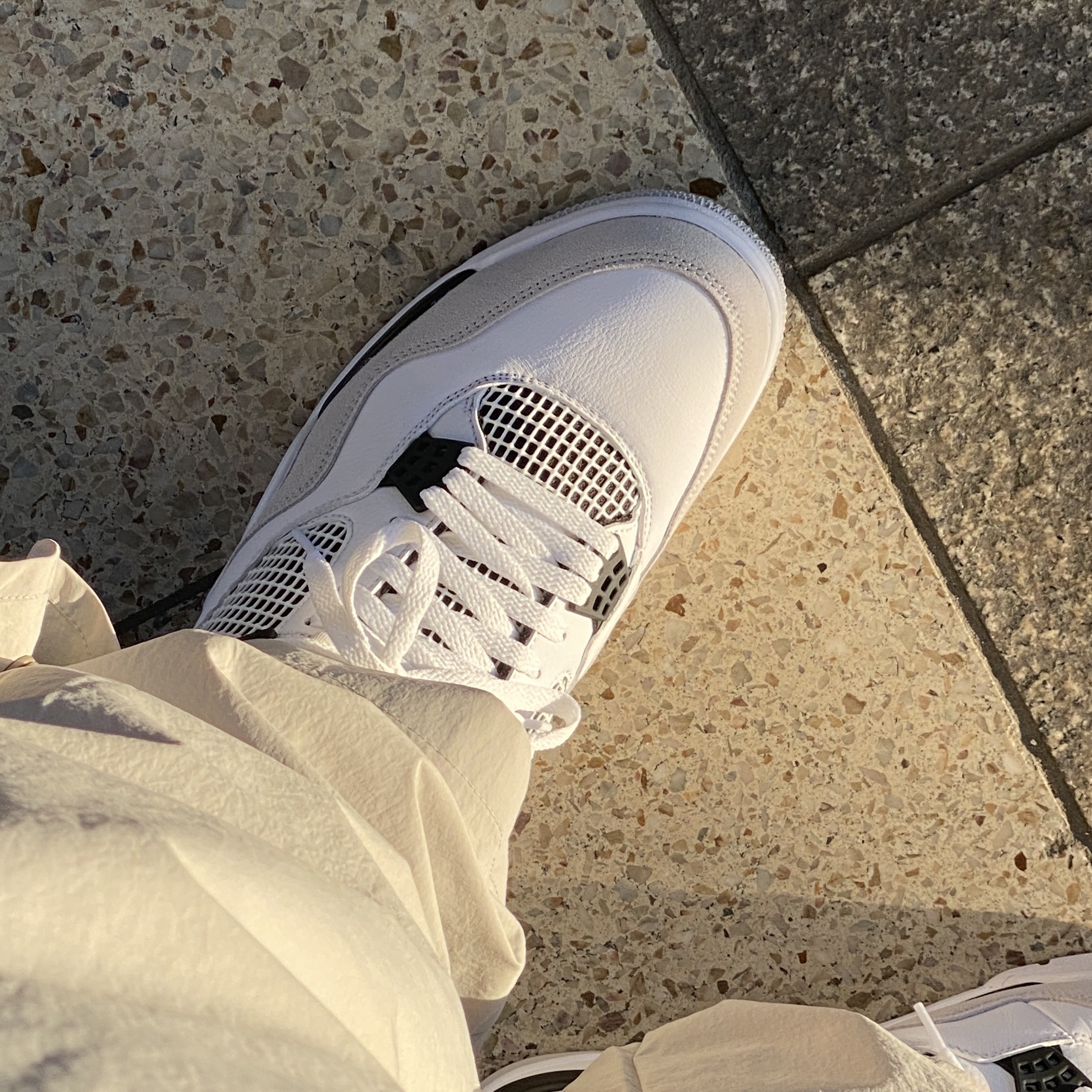 Jordan 4 Retro White and Black 착용 스타일