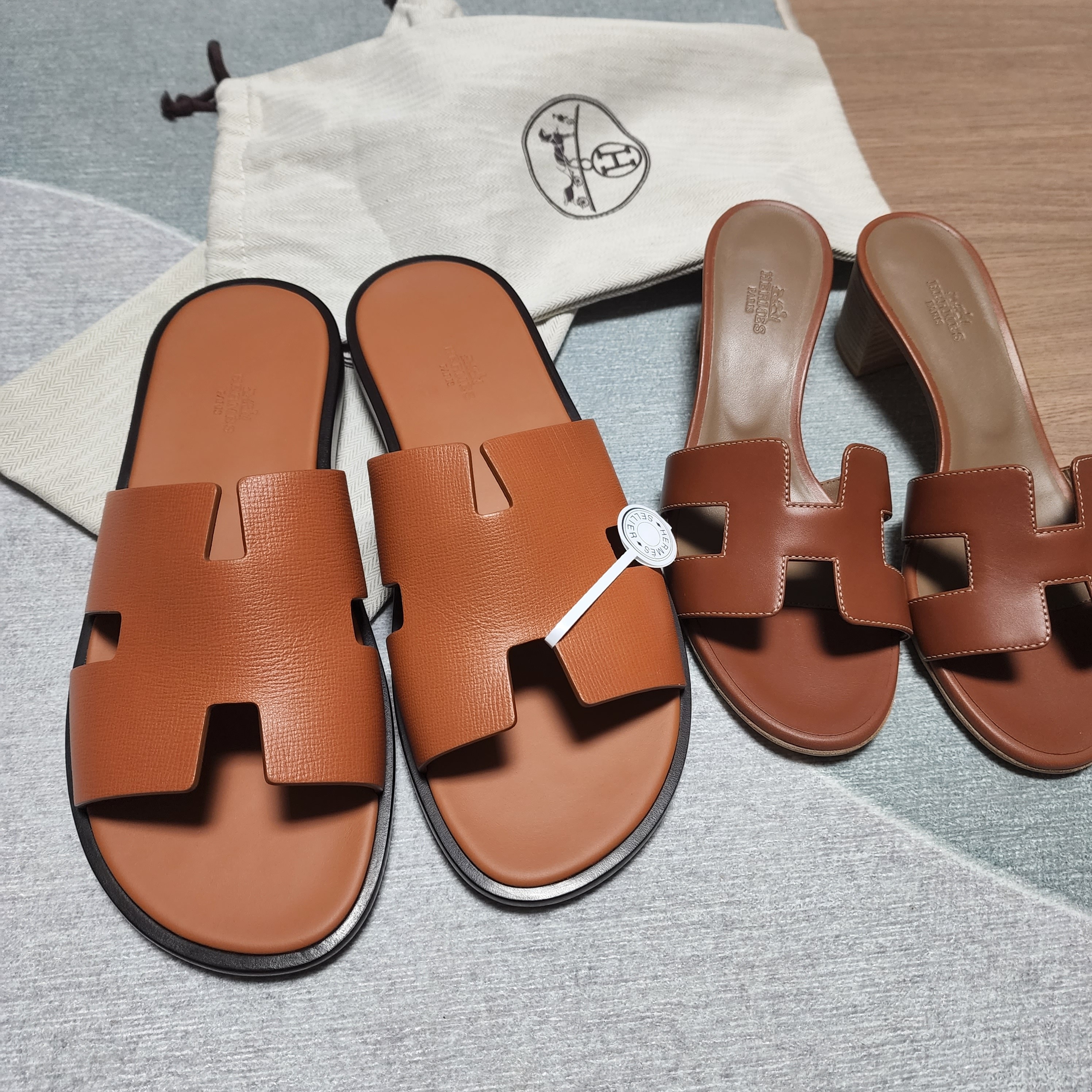 Hermes Izmir Sandal Calfskin & Gold, (W) Hermes Oasis Sandal Calfskin & Gold Piqures Ecrues 착용 스타일 - 2