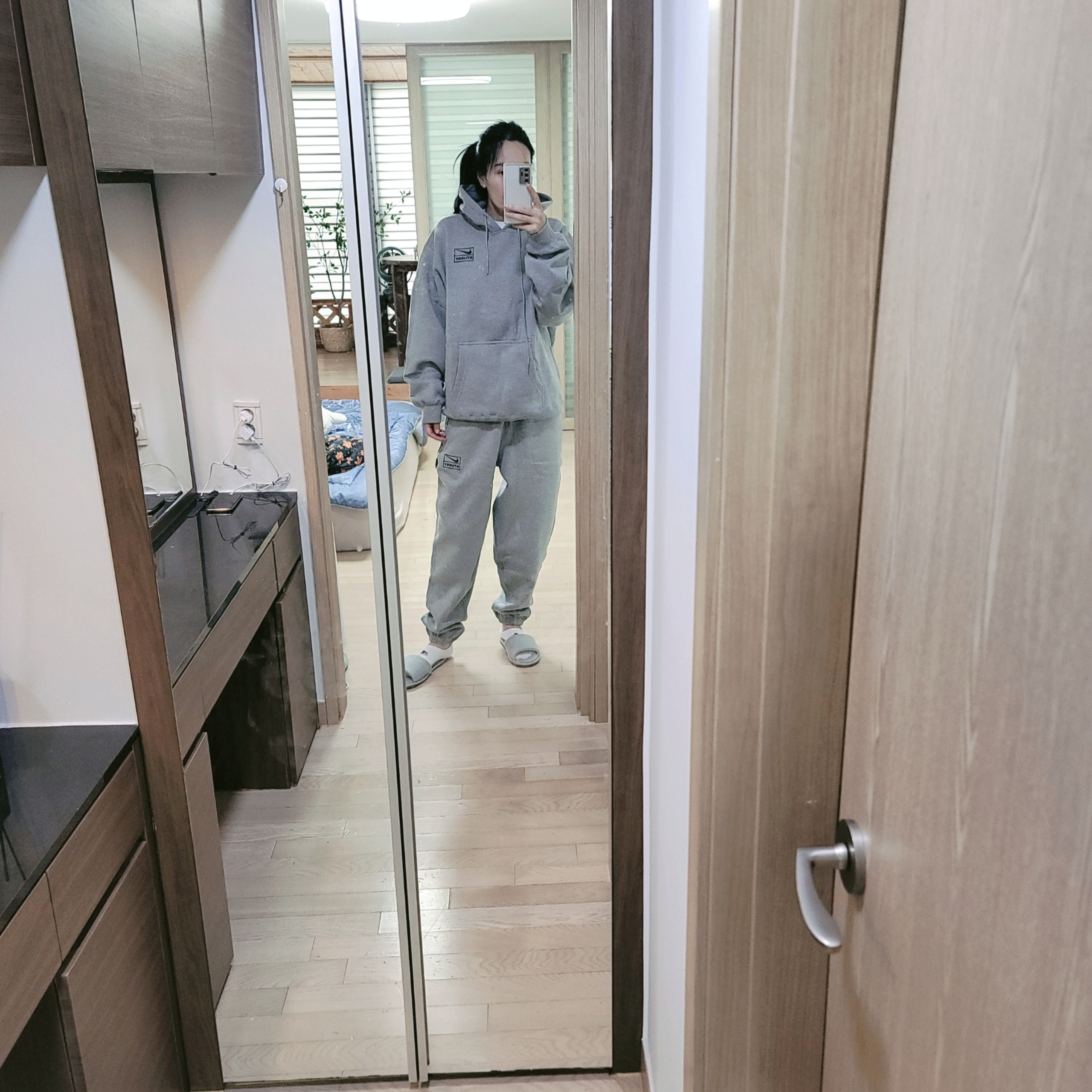 Nike x Stussy NRG RA Pullover Hoodie Dark Grey Heather (DJ9488-063), Nike x Stussy NRG RA Fleece Pants Dark Grey Heather (DJ9490-063) 착용 스타일 - 3