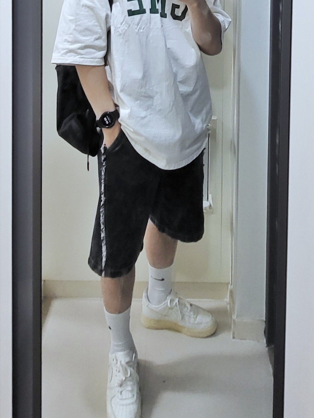 Nike Air Force 1 '07 LV8 Timeless Classic 착용 스타일 - 2