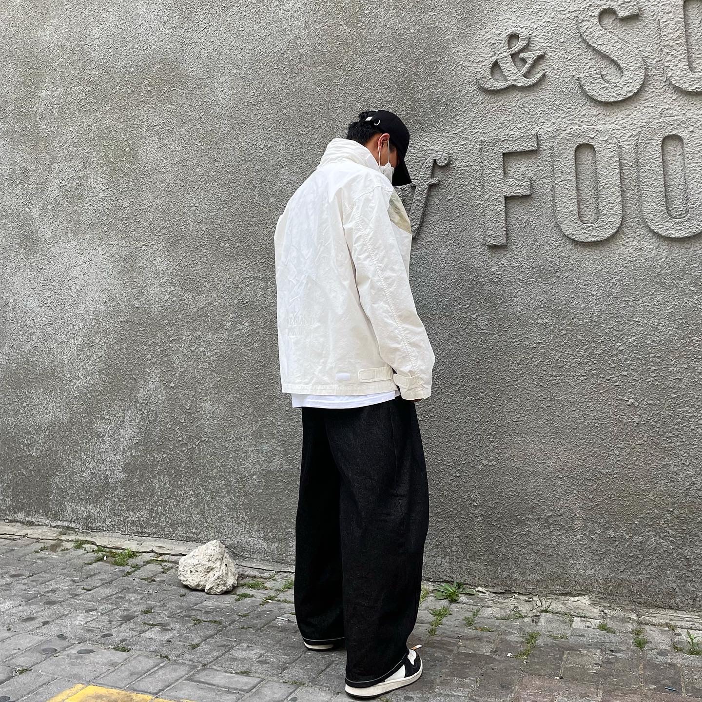 Darkr8m Studio Upside Down Silver Logo Cap, Supreme x Stone Island Cotton Cordura Shell Jacket Mona Lisa - 22SS 착용 스타일 - 2