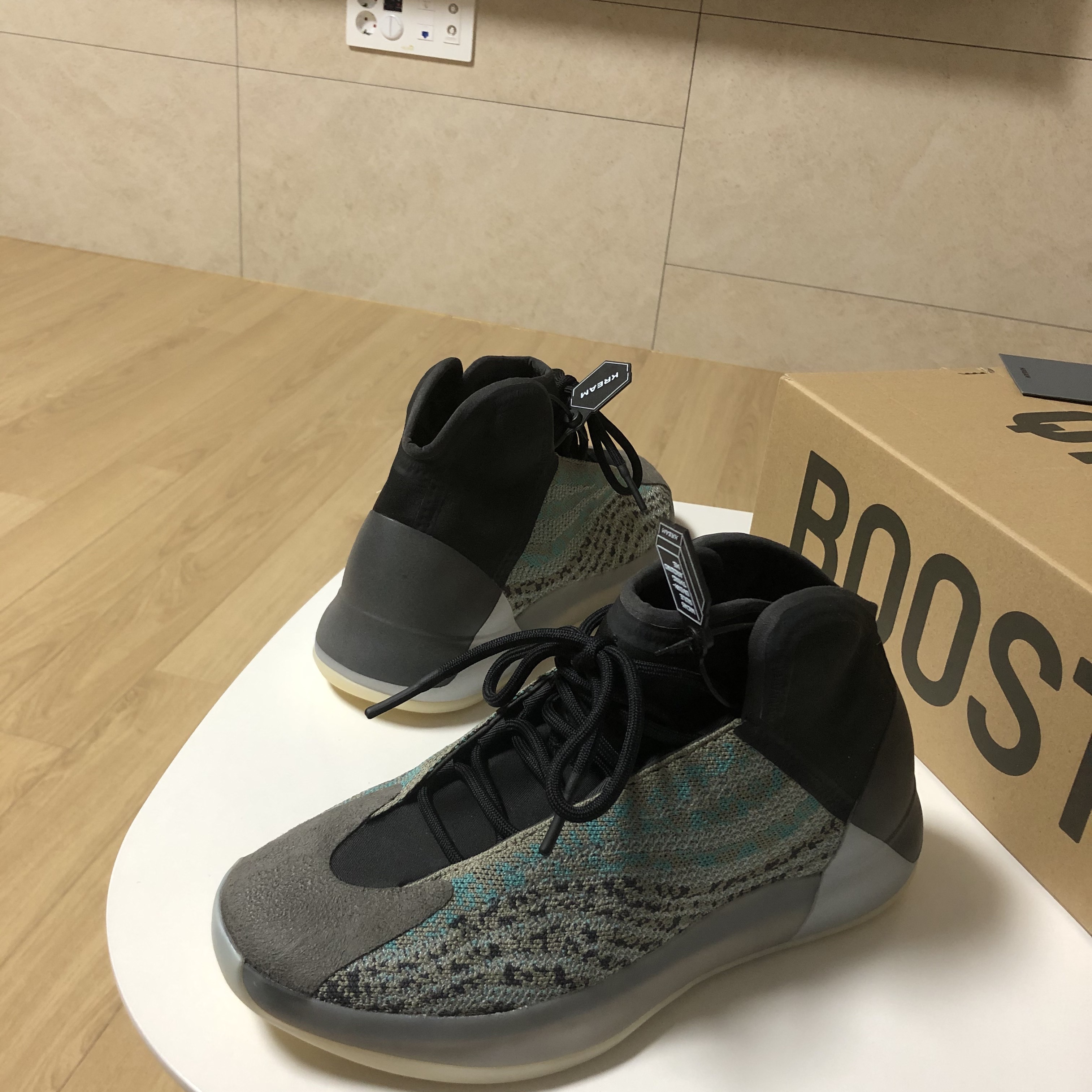 Adidas Yeezy QNTM Teal Blue 착용 스타일 - 2