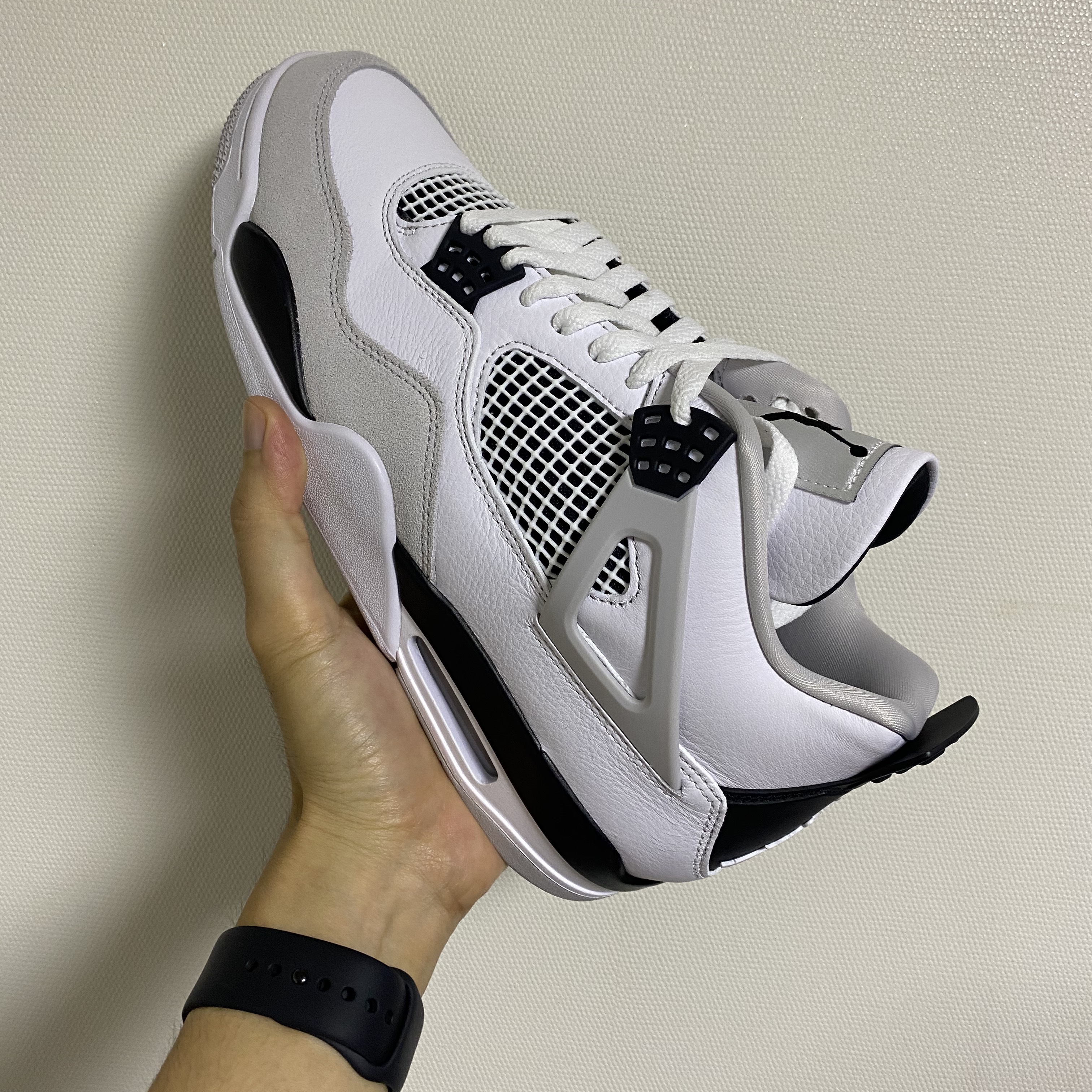 Jordan 4 Retro White and Black 착용 스타일