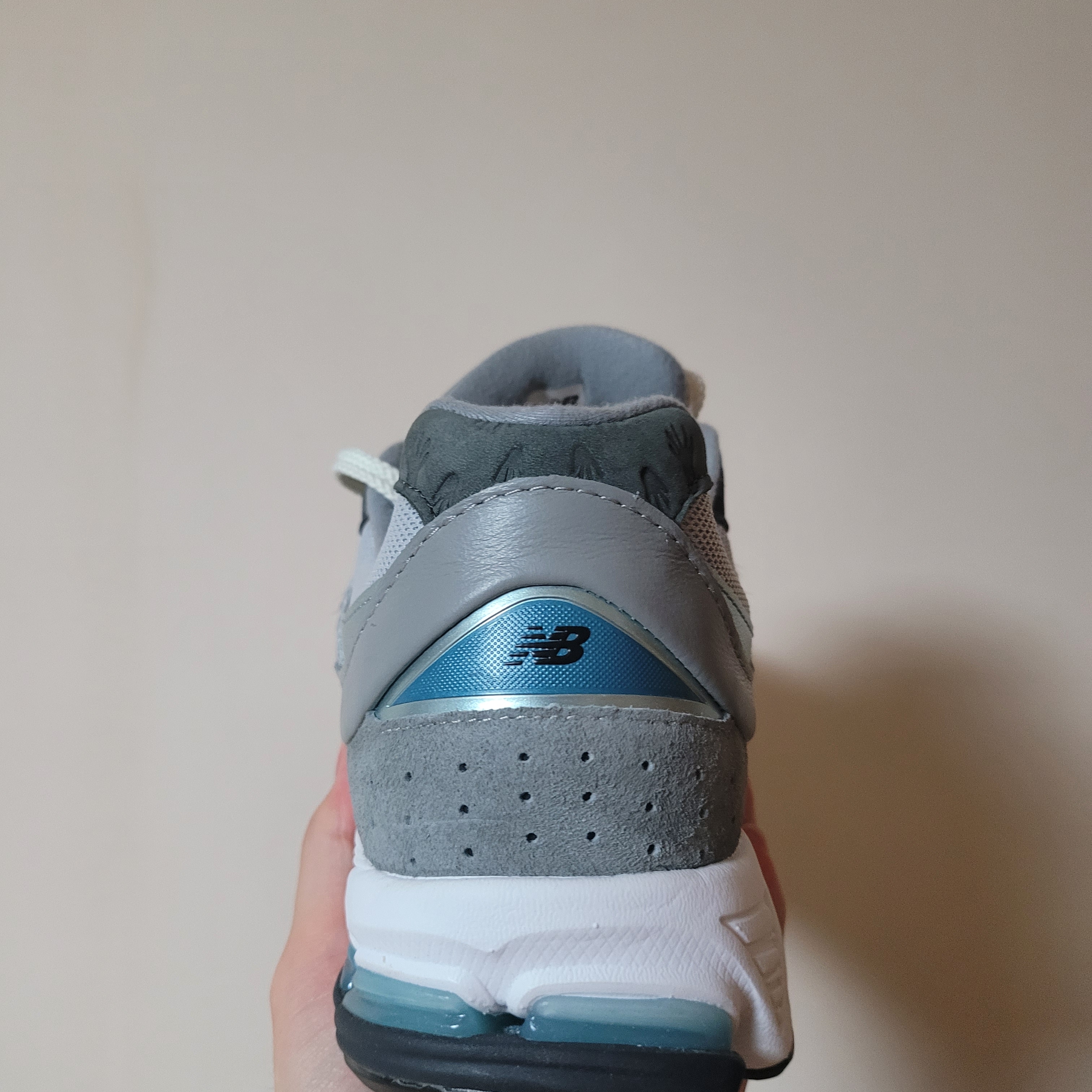 New Balance x Atmos 2002R Rat 착용 스타일 - 3