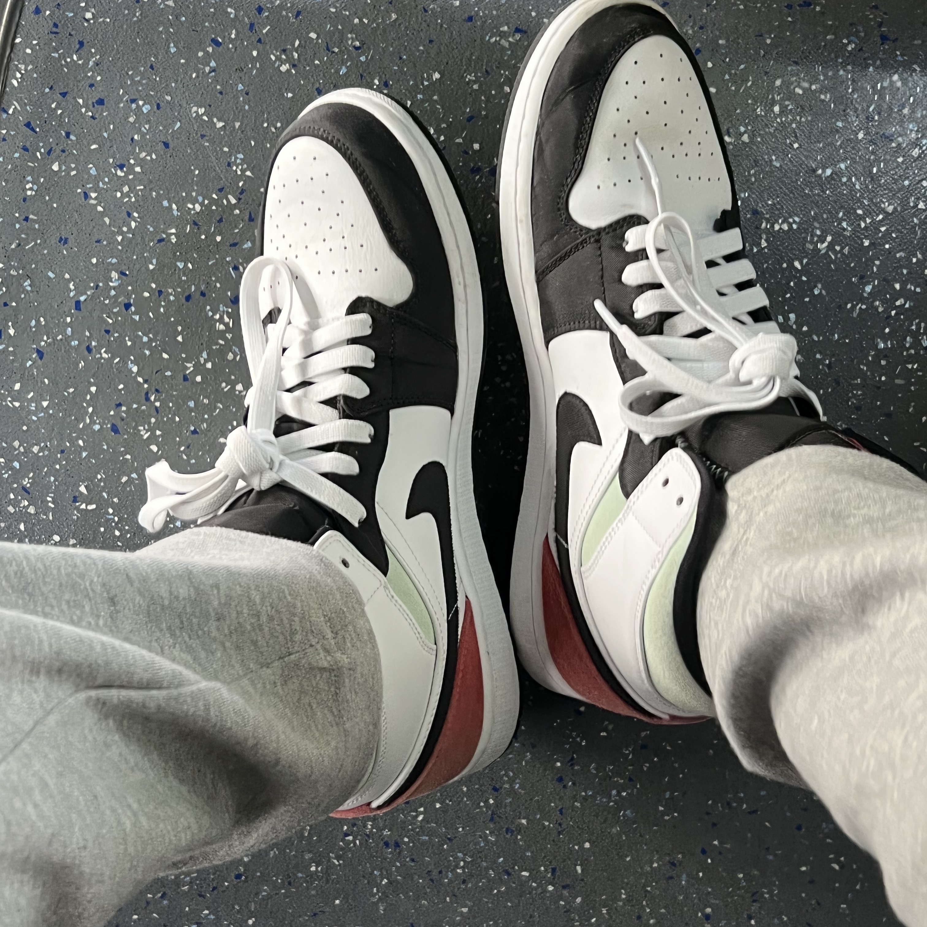 Jordan 1 Mid SE Track Red 착용 스타일