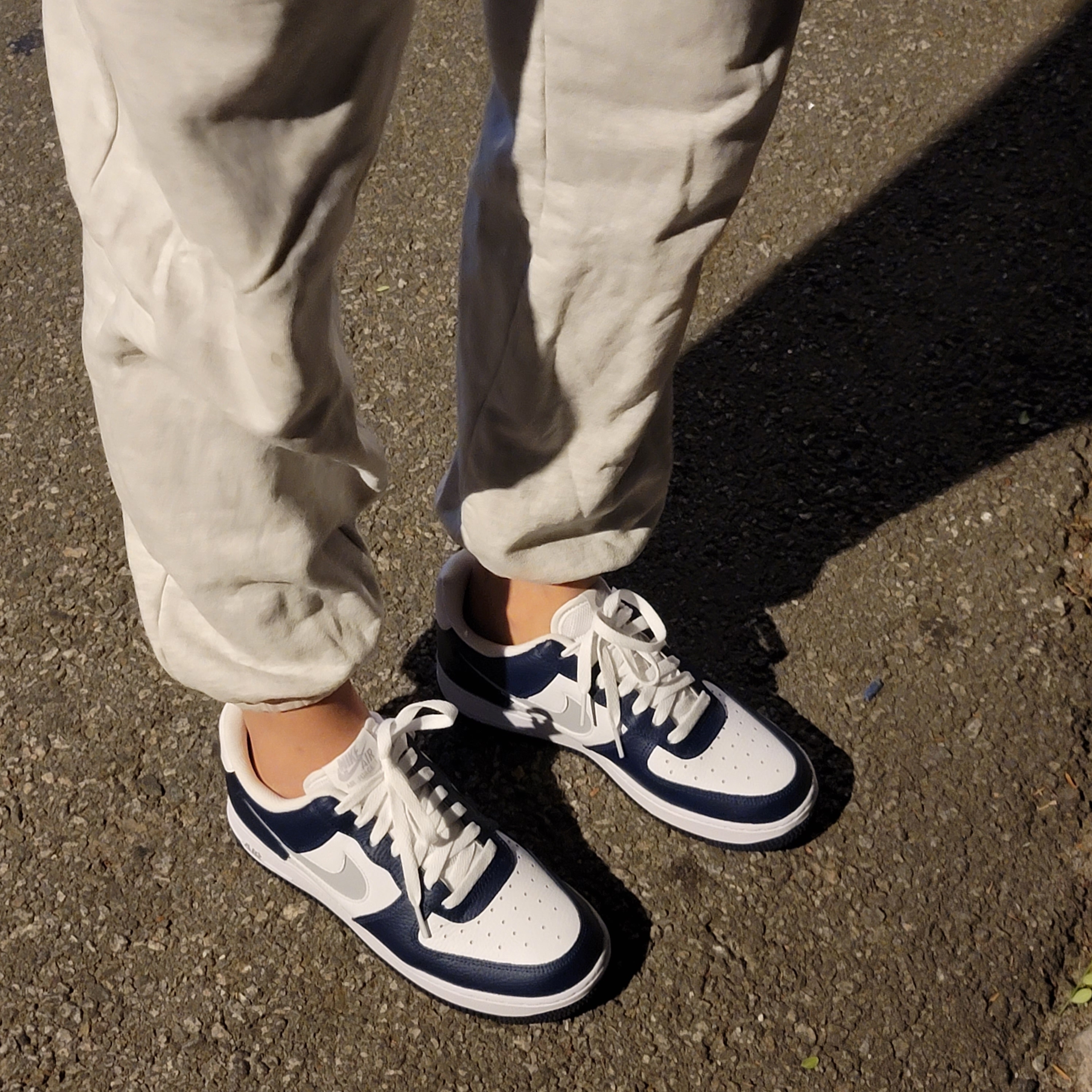 Nike Air Force 1 '07 Cut Out Swoosh Midnight Navy 착용 스타일 - 1