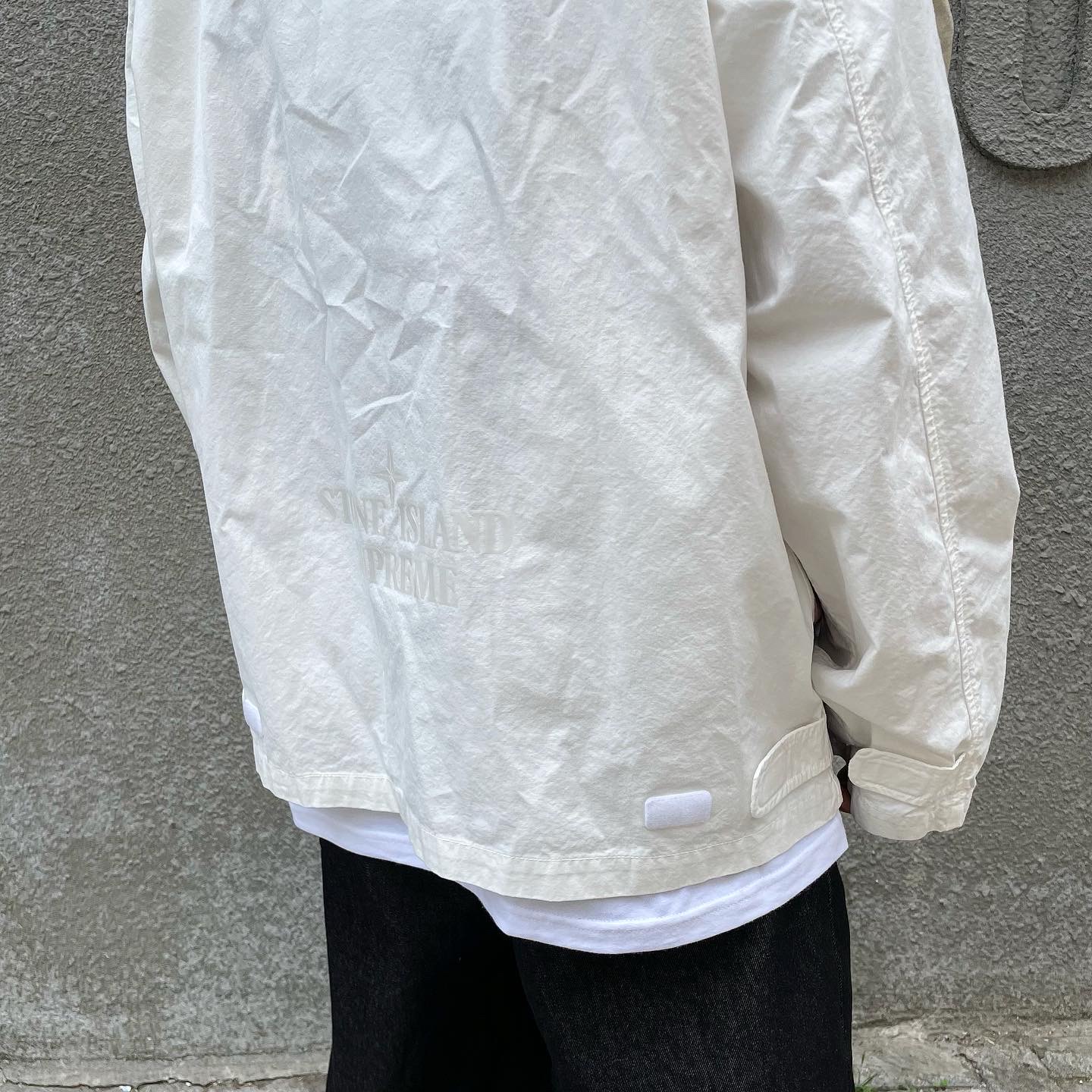 Darkr8m Studio Upside Down Silver Logo Cap, Supreme x Stone Island Cotton Cordura Shell Jacket Mona Lisa - 22SS 착용 스타일 - 5