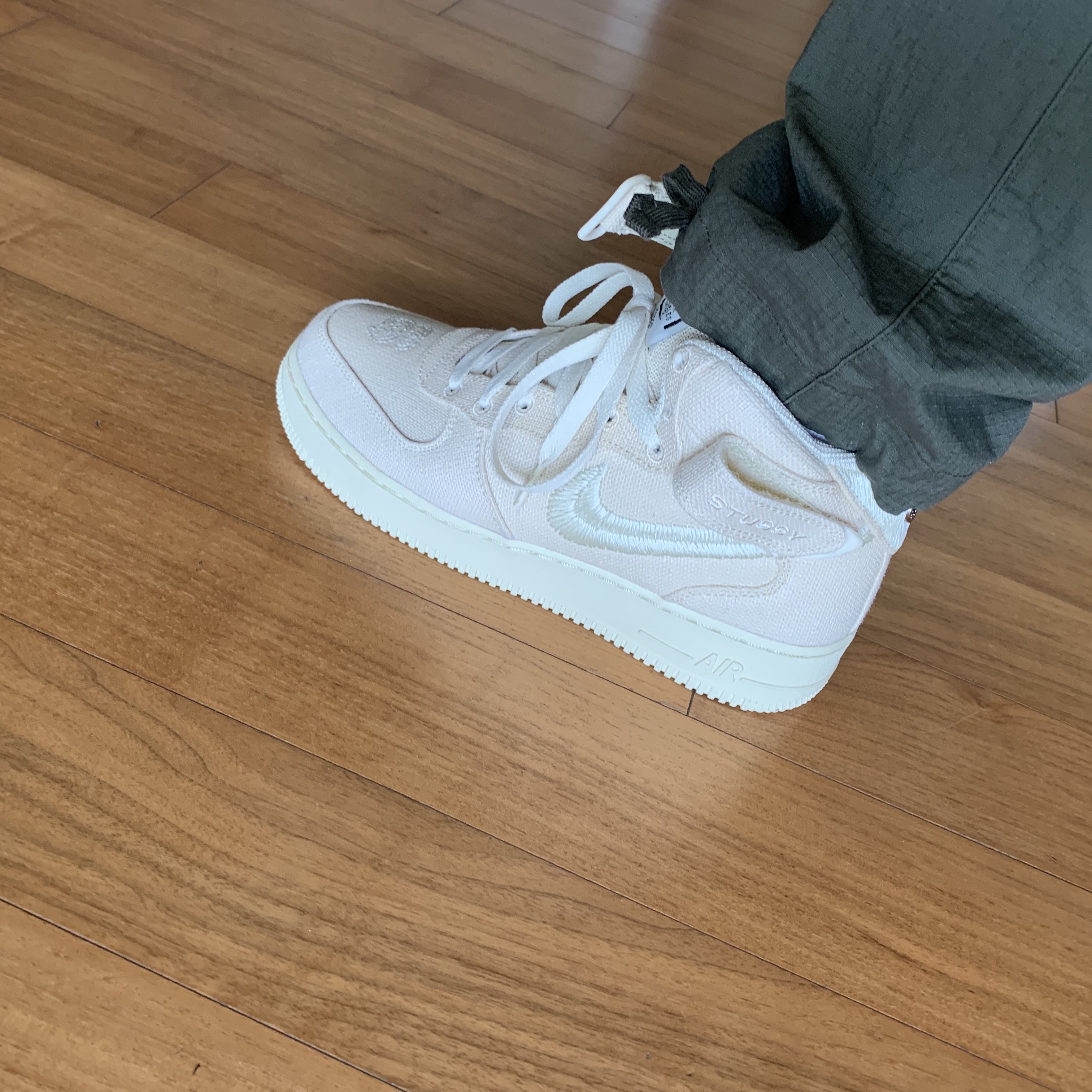 Nike x Stussy Air Force 1 '07 Mid SP Fossil 착용 스타일 - 1