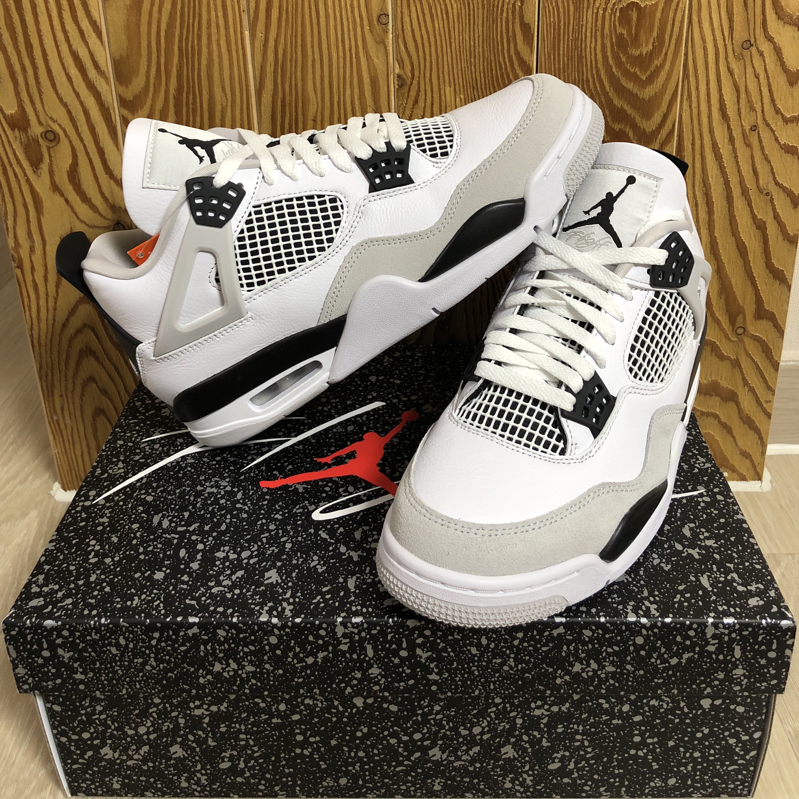 Jordan 4 Retro White and Black 착용 스타일