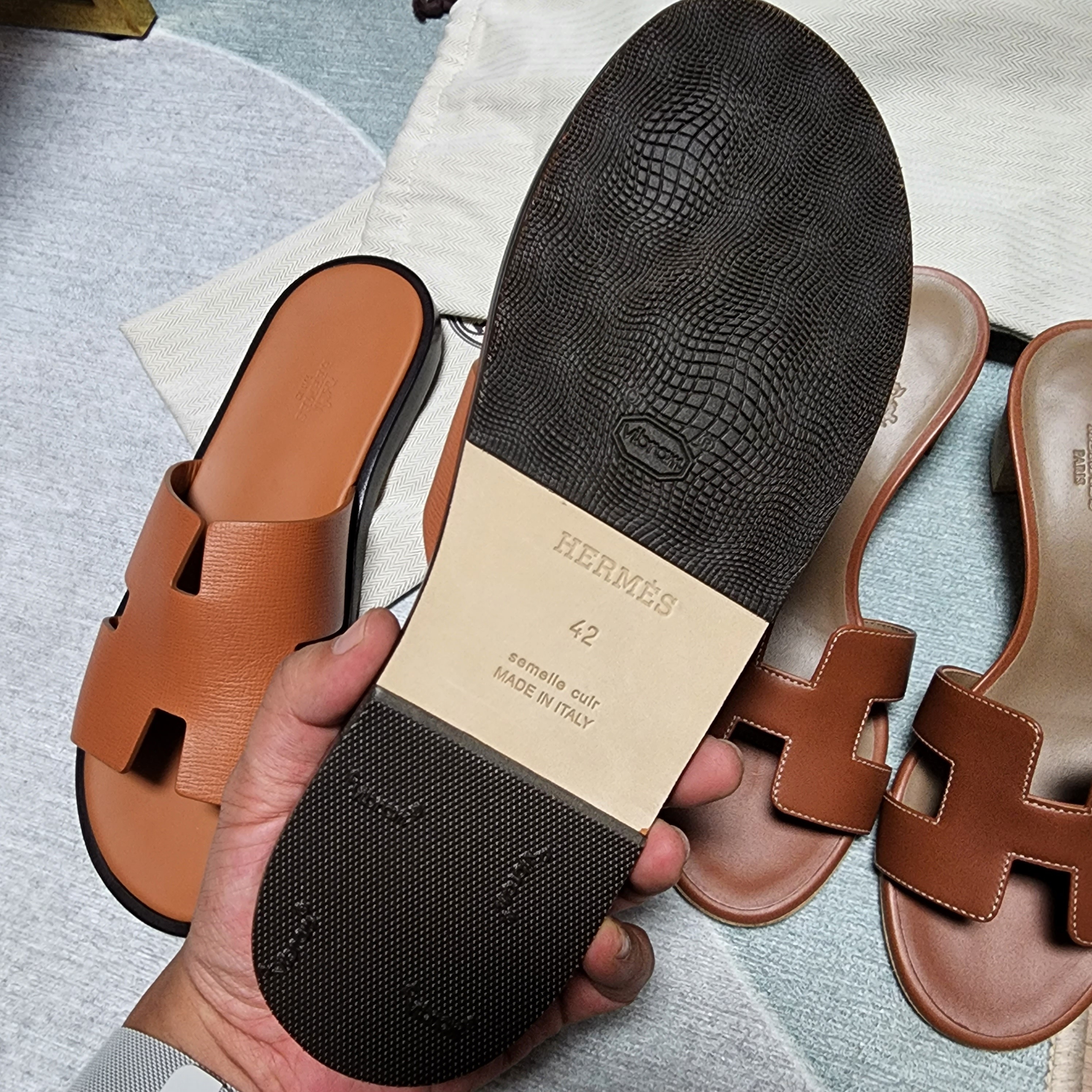 Hermes Izmir Sandal Calfskin & Gold, (W) Hermes Oasis Sandal Calfskin & Gold Piqures Ecrues 착용 스타일 - 1