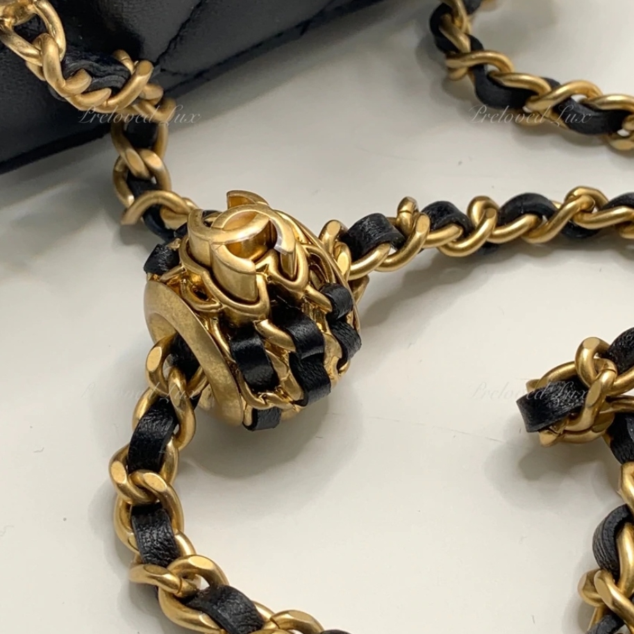 Chanel Small Vanity with Chain Lambskin & Gold Black 착용 스타일 - 2