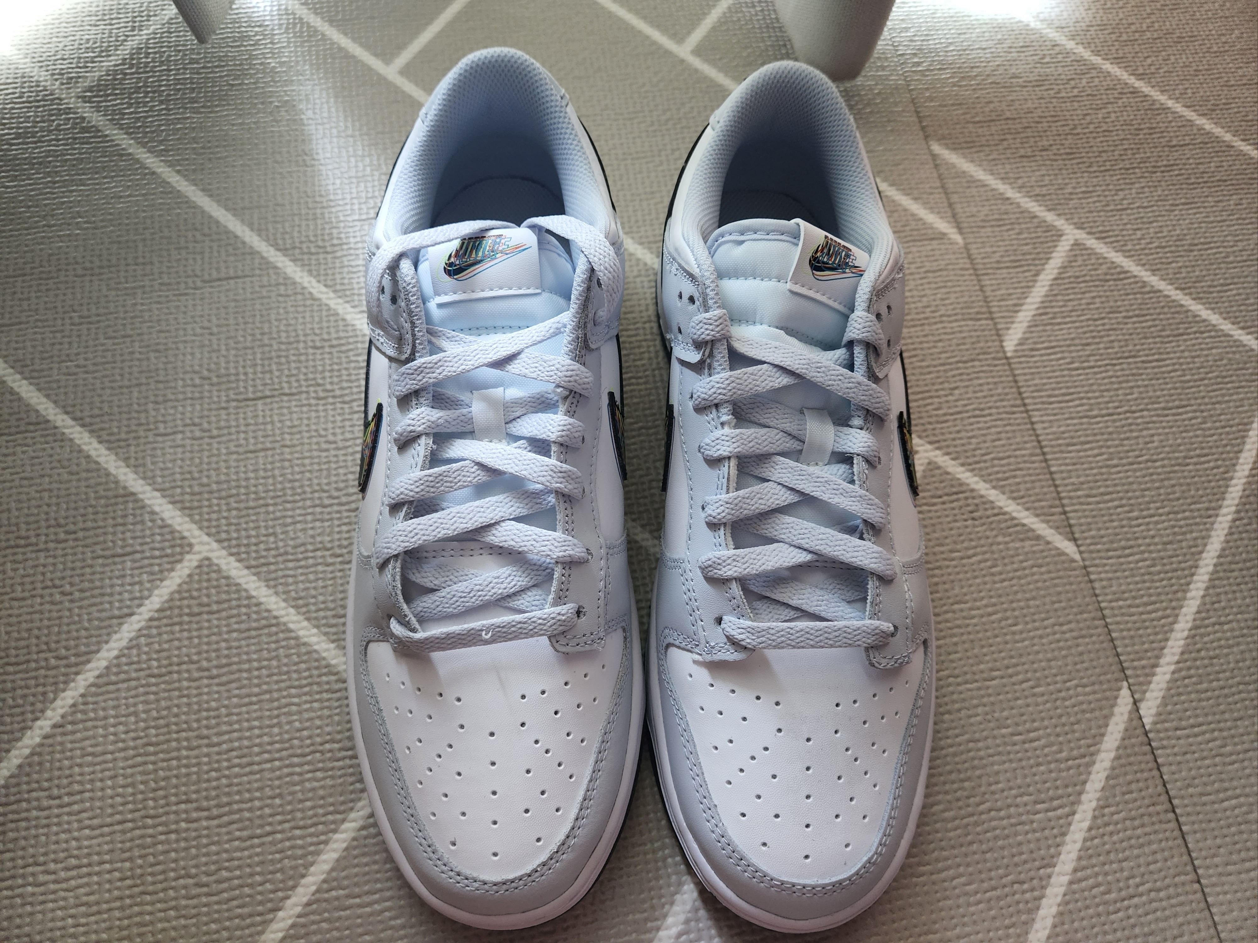 Nike Dunk Low 3D Swoosh White Grey 착용 스타일 - 2