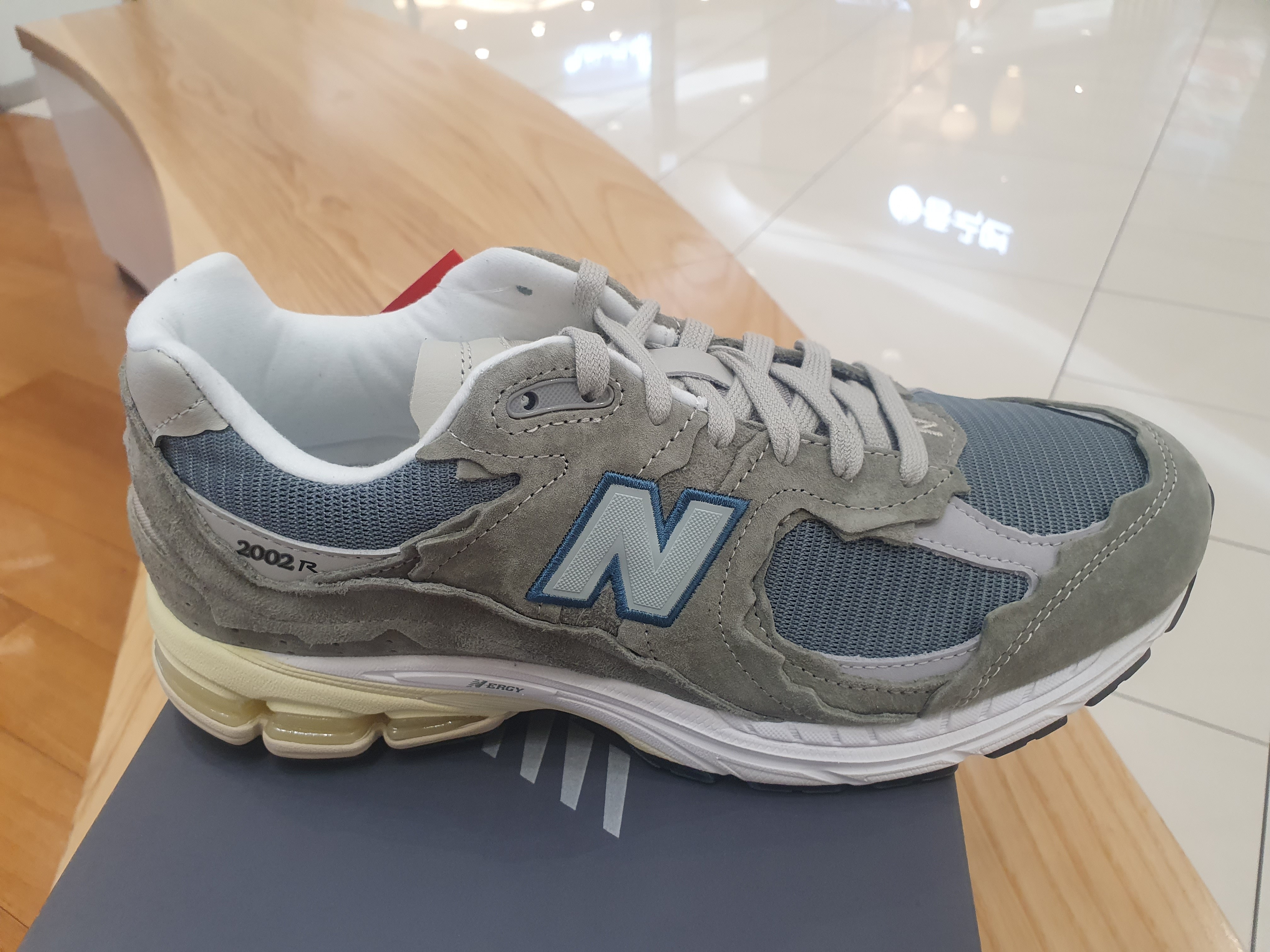 New Balance 2002R Protection Pack Mirage Grey 착용 스타일