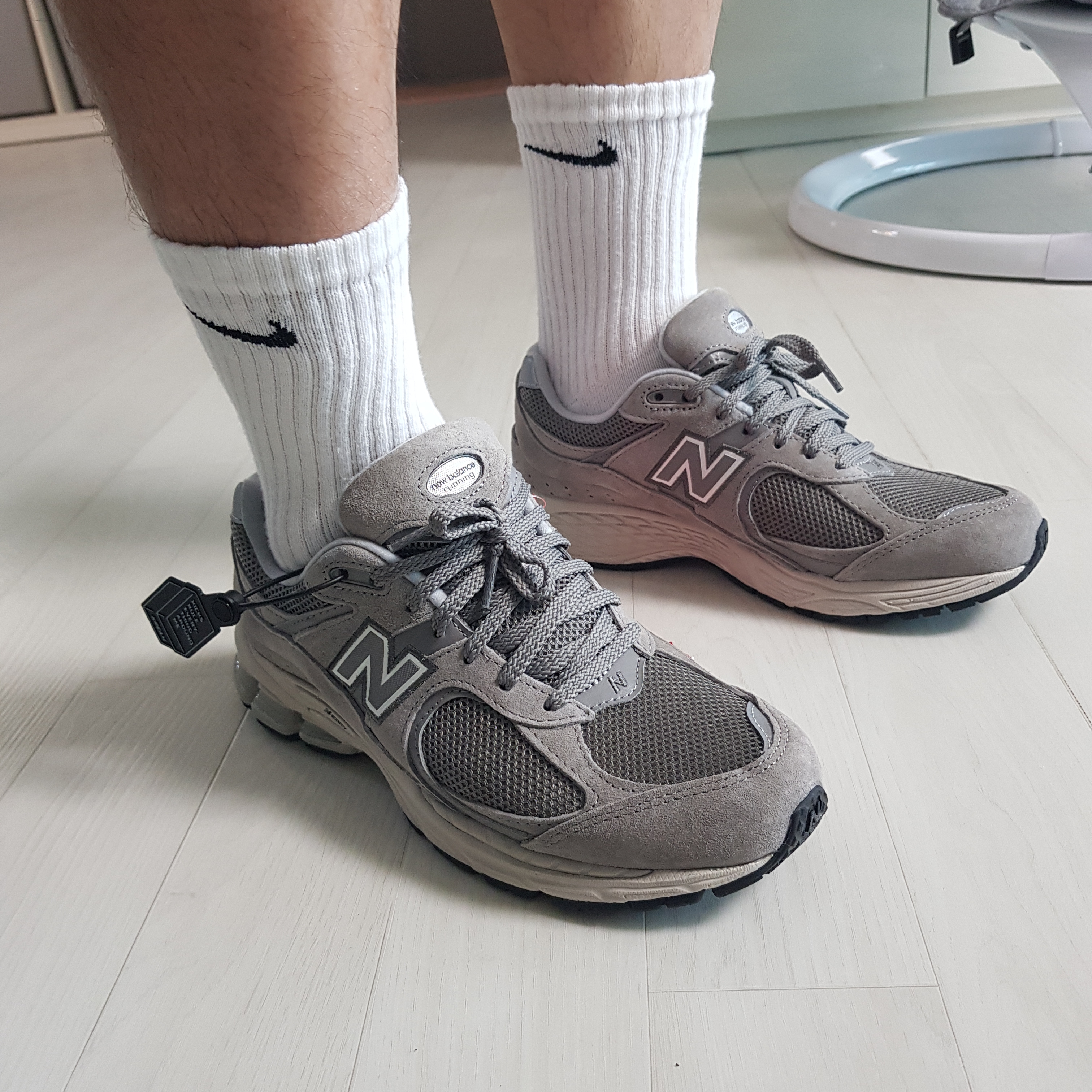New Balance 2002R Grey 착용 스타일 - 1