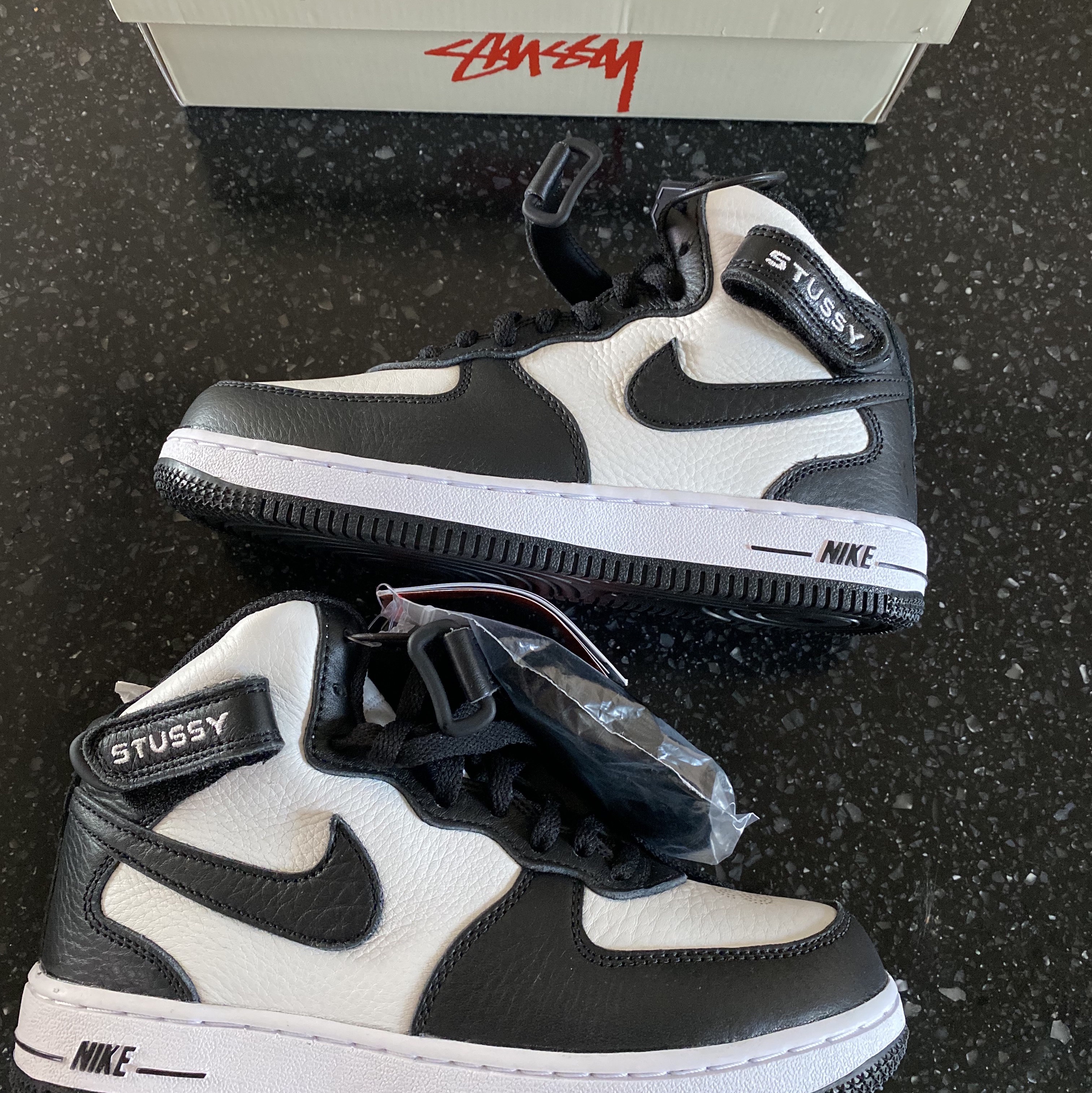 Nike x Stussy Air Force 1 '07 Mid SP Black and Light Bone 착용 스타일