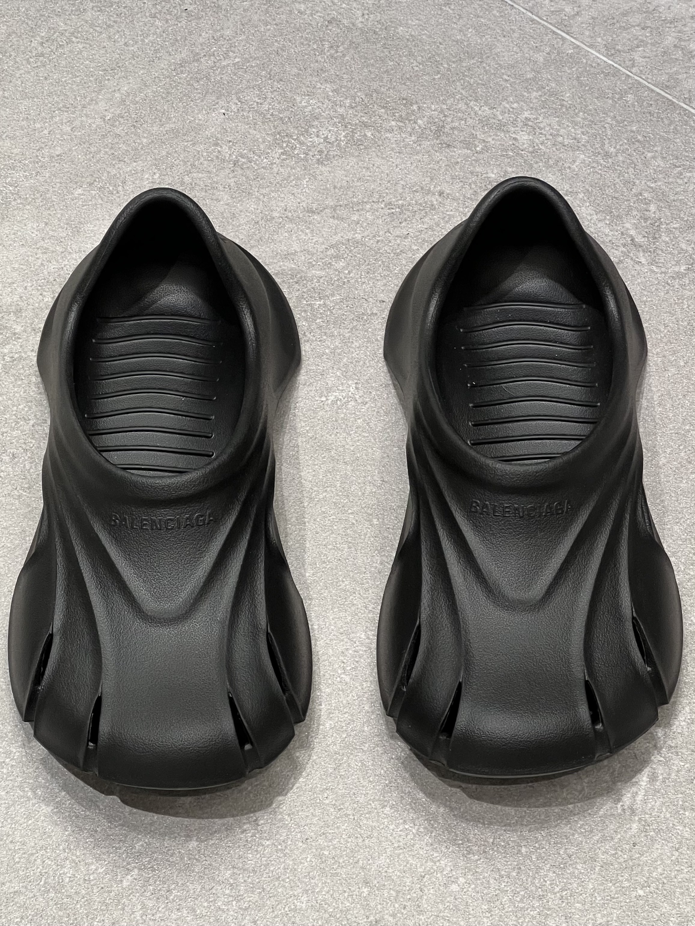Balenciaga Rubber Mold Closed Black 착용 스타일 - 1