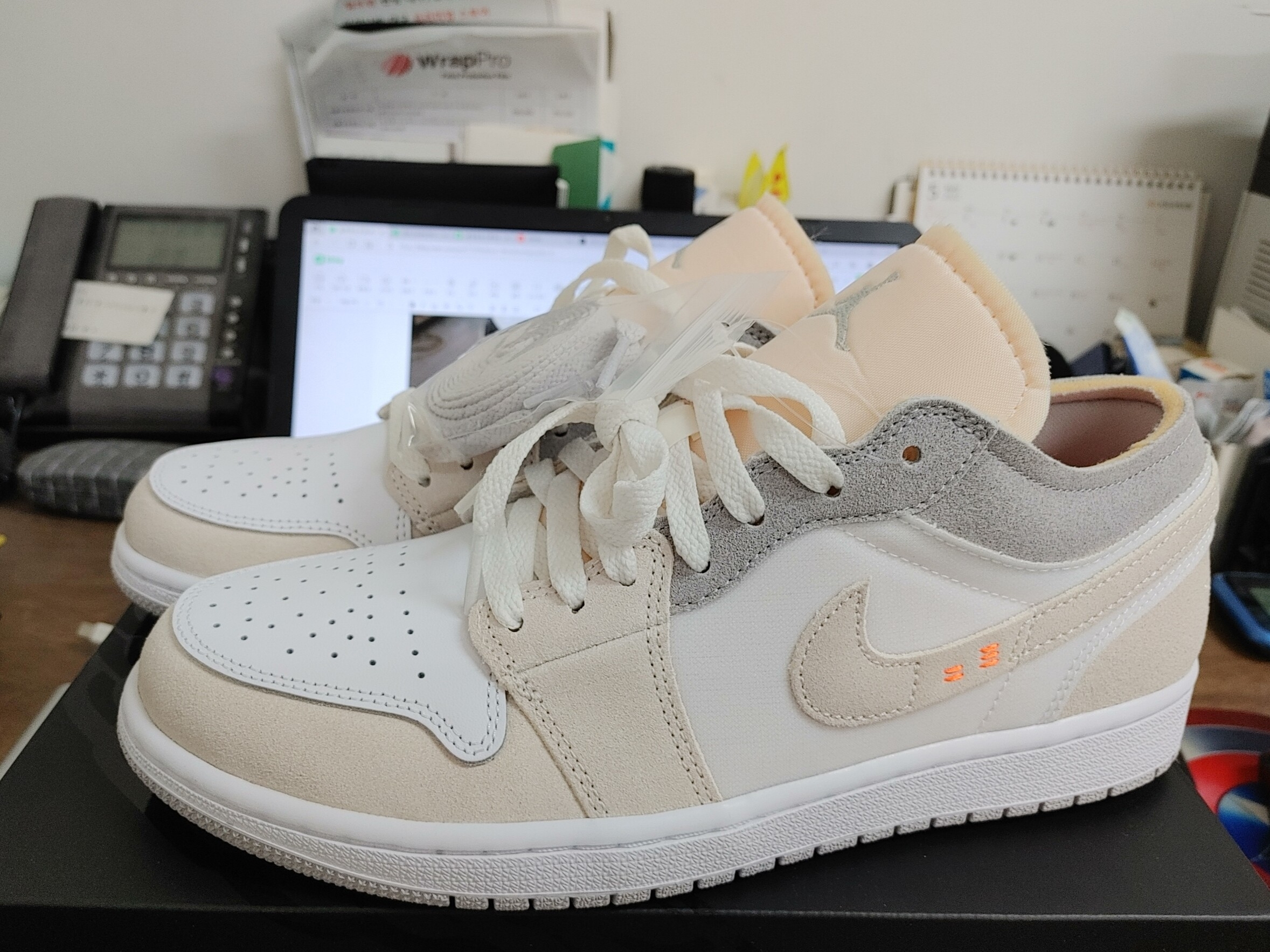 Jordan 1 Low SE Craft White and Phantom 착용 스타일 - 2