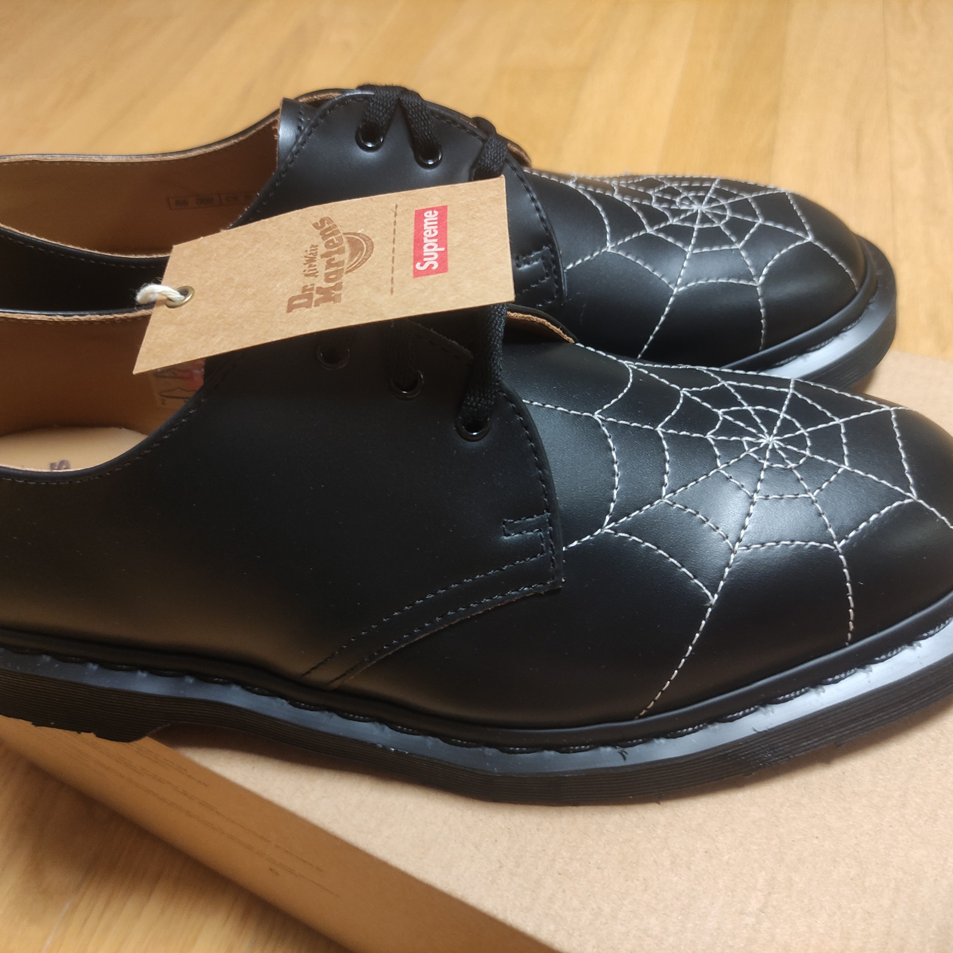 Dr. Martens x Supreme Spiderweb 3-Eye Shoe Black 착용 스타일 - 3
