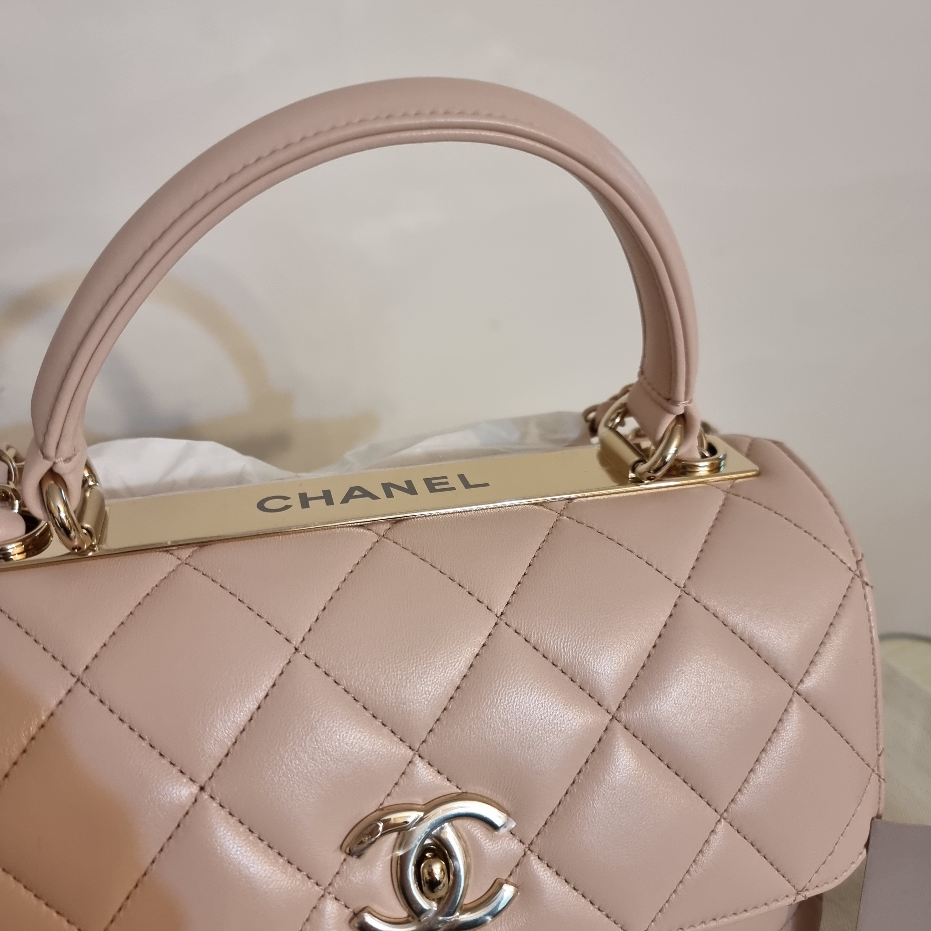 Chanel Small Flap Bag with Top Handle Lambskin & Gold Light Beige 착용 스타일 - 2