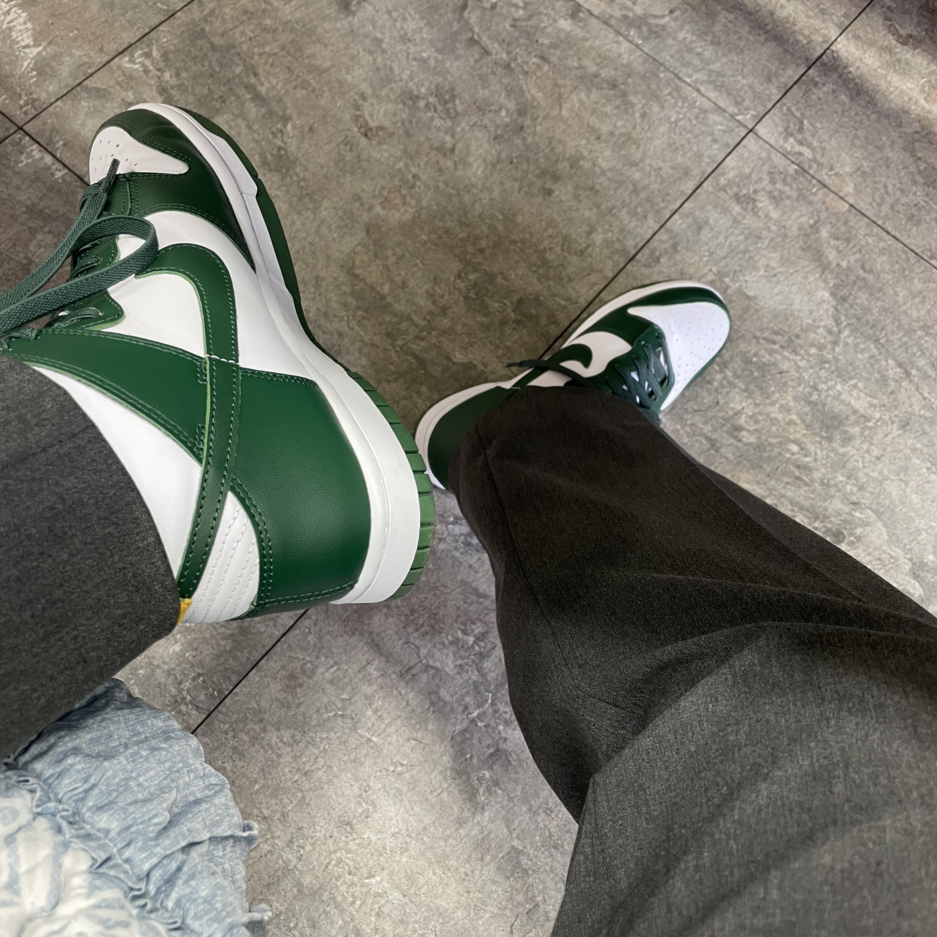 Nike Dunk High Retro Noble Green 착용 스타일 - 1