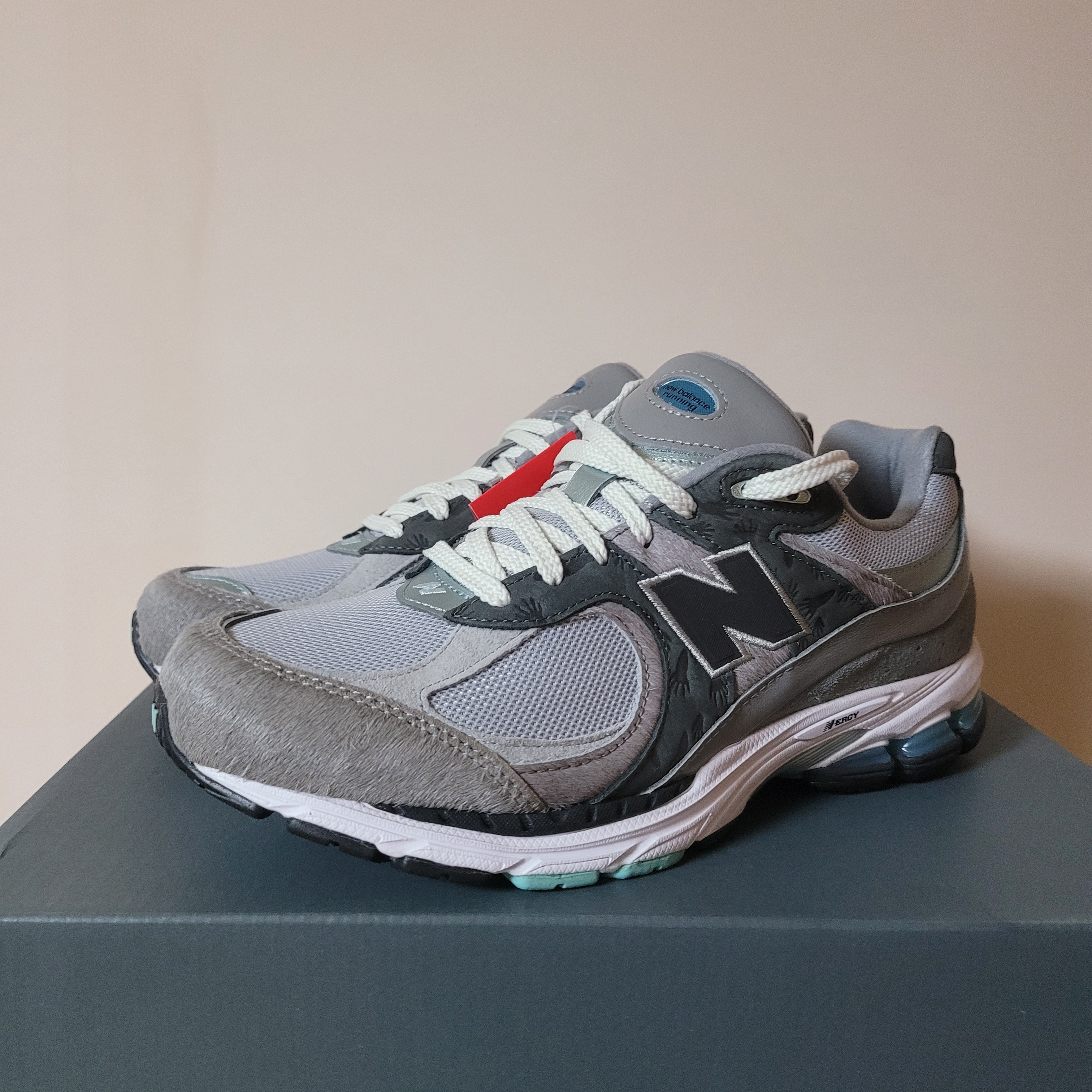 New Balance x Atmos 2002R Rat 착용 스타일 - 5