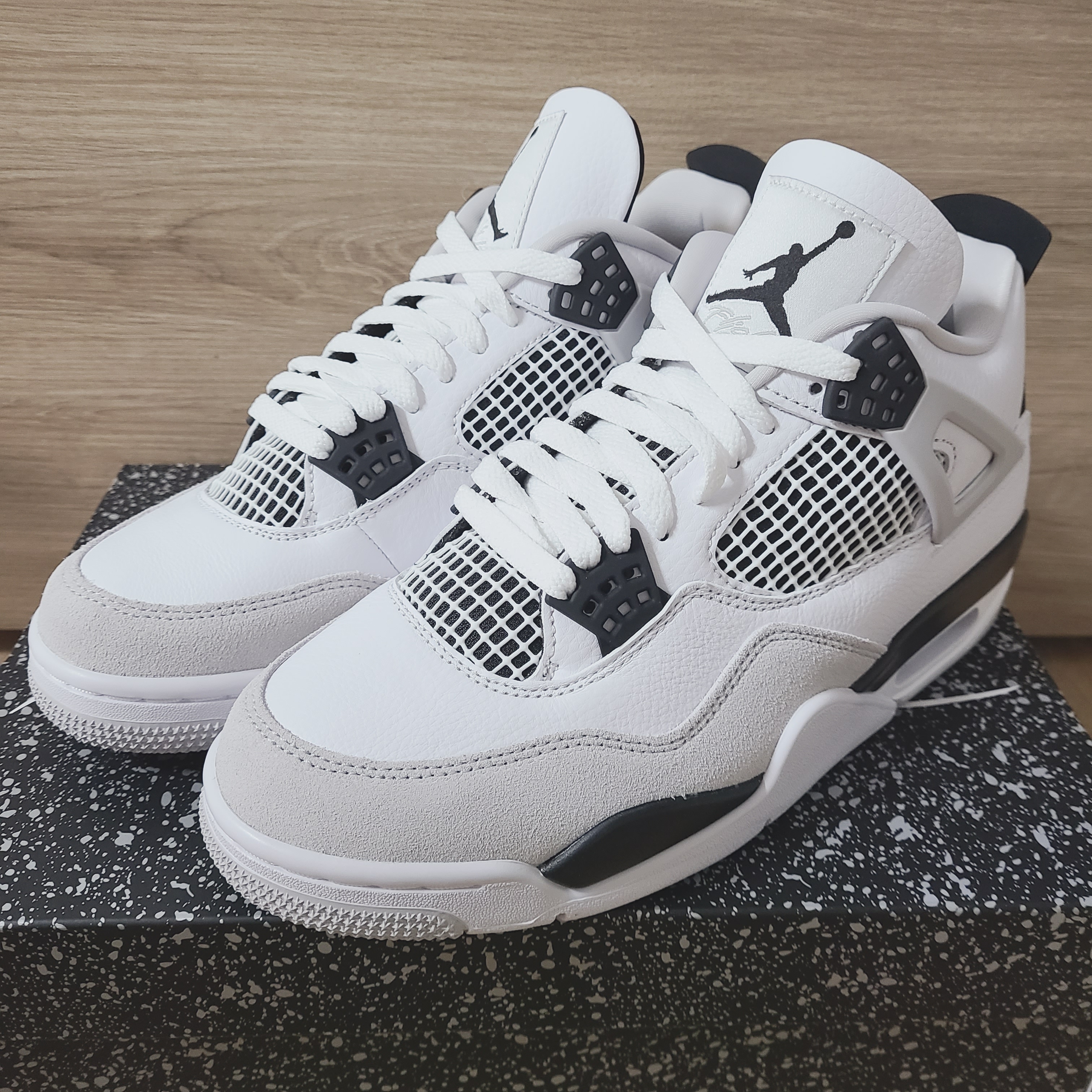 Jordan 4 Retro White and Black 착용 스타일 - 1