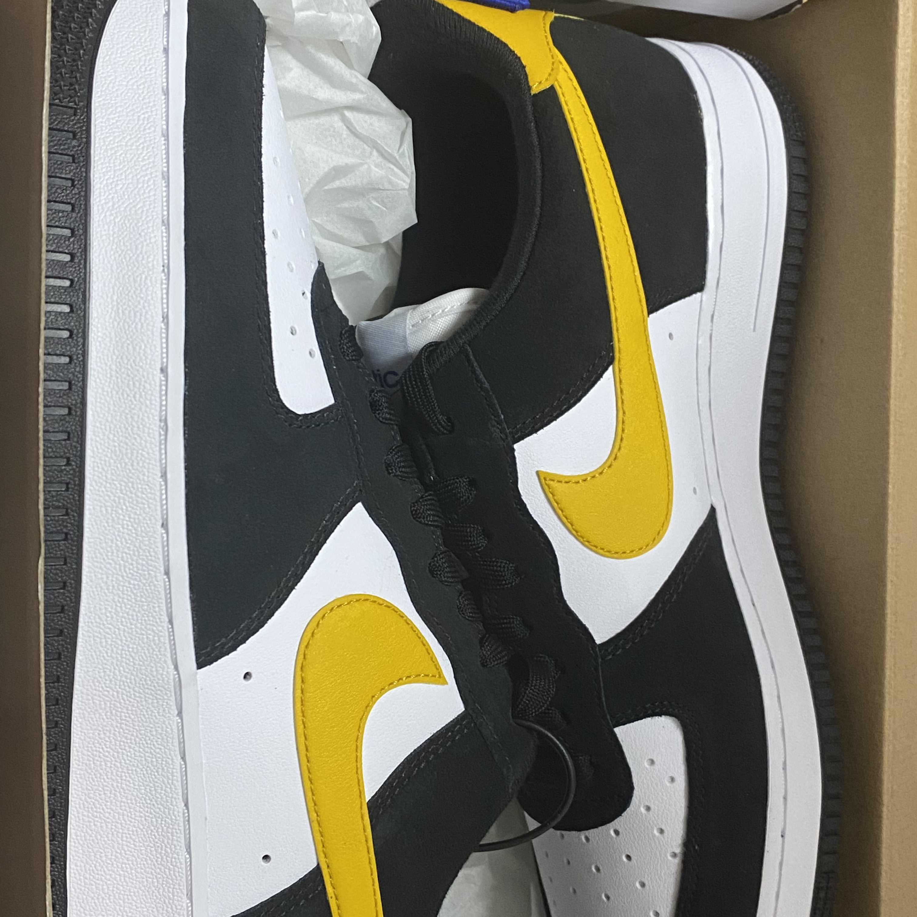 Nike Air Force 1 '07 LV8 Athletic Club Black Dark Sulfur 착용 스타일 - 2