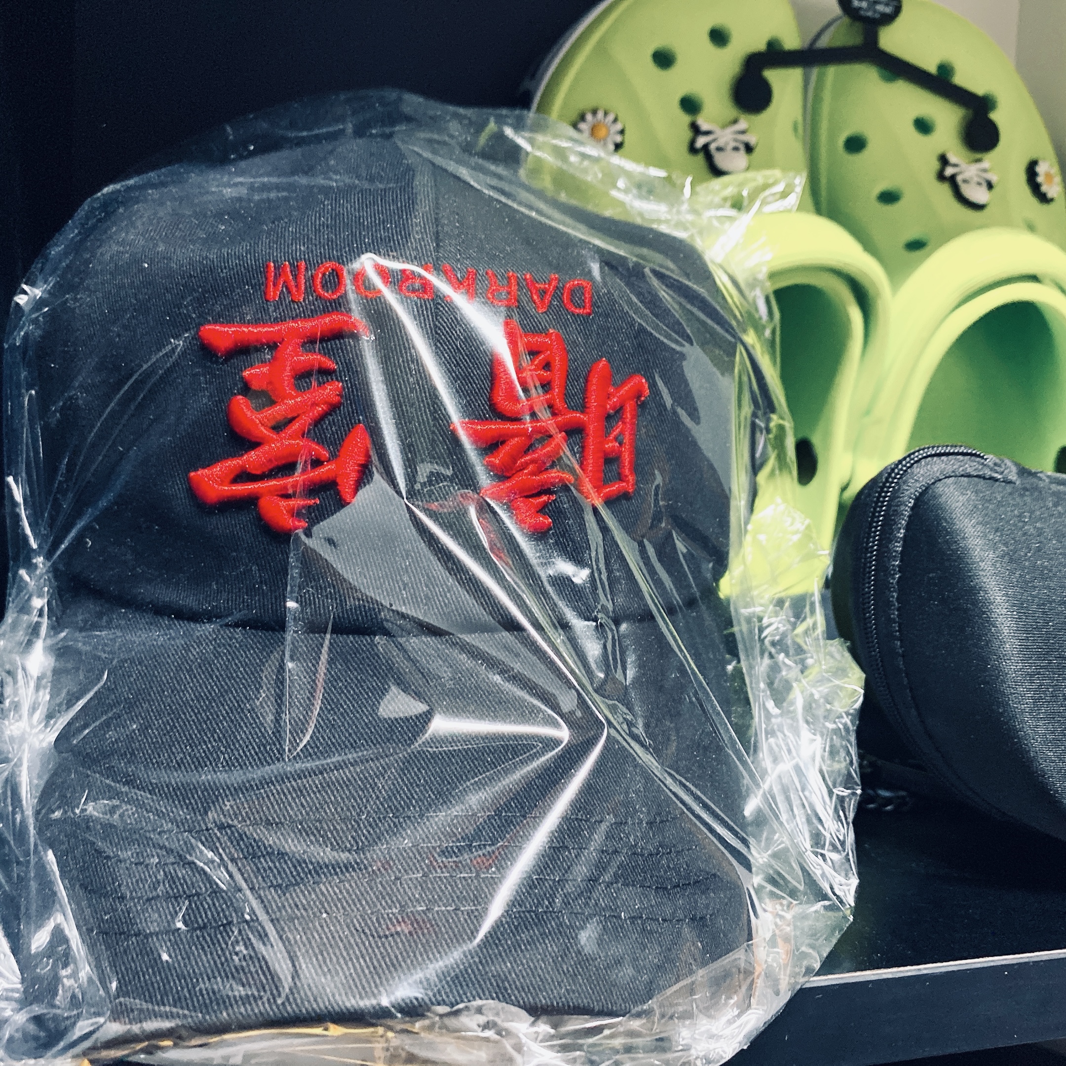 Darkr8m Studio Upside Down Red Logo Cap 착용 스타일