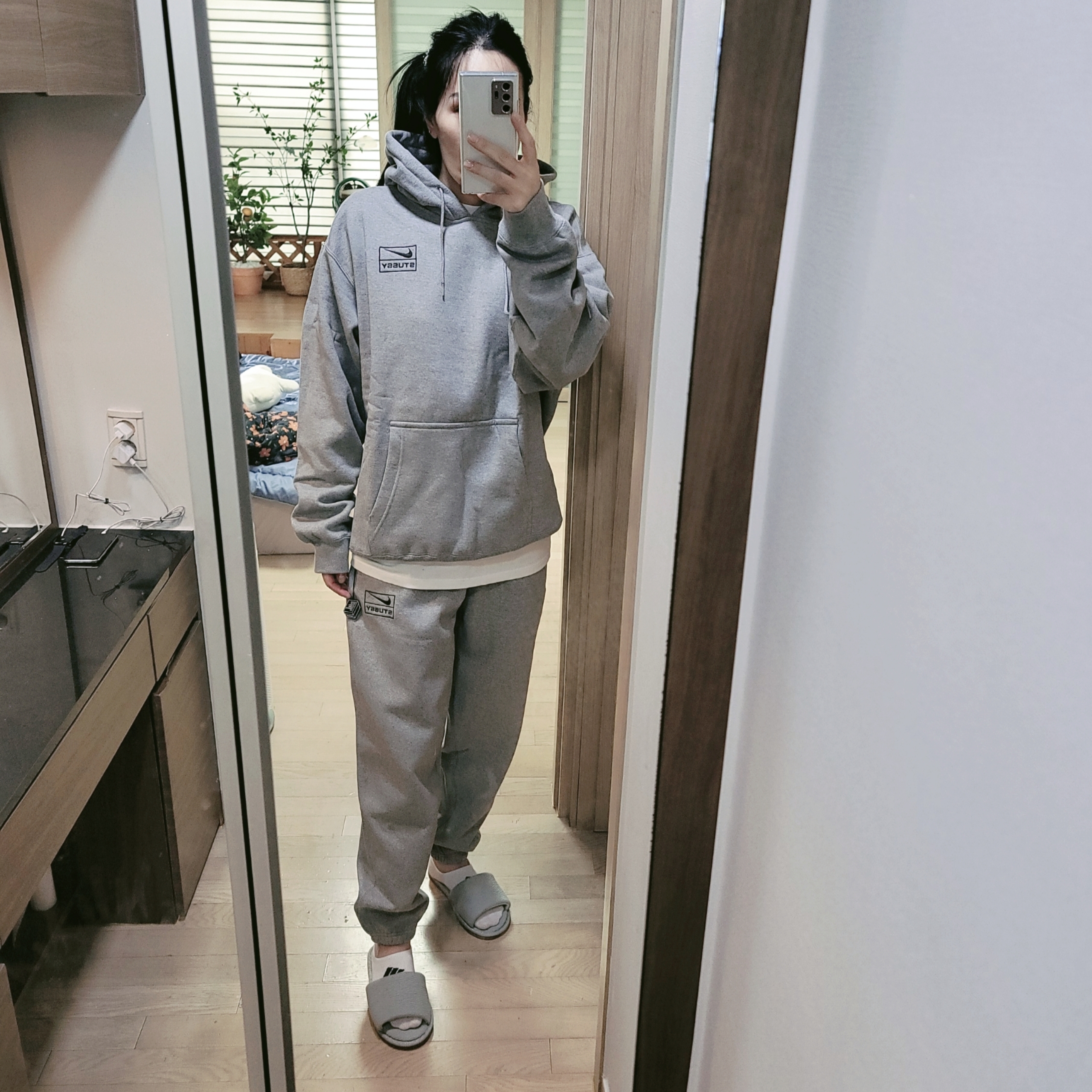 Nike x Stussy NRG RA Pullover Hoodie Dark Grey Heather (DJ9488-063), Nike x Stussy NRG RA Fleece Pants Dark Grey Heather (DJ9490-063) 착용 스타일 - 2